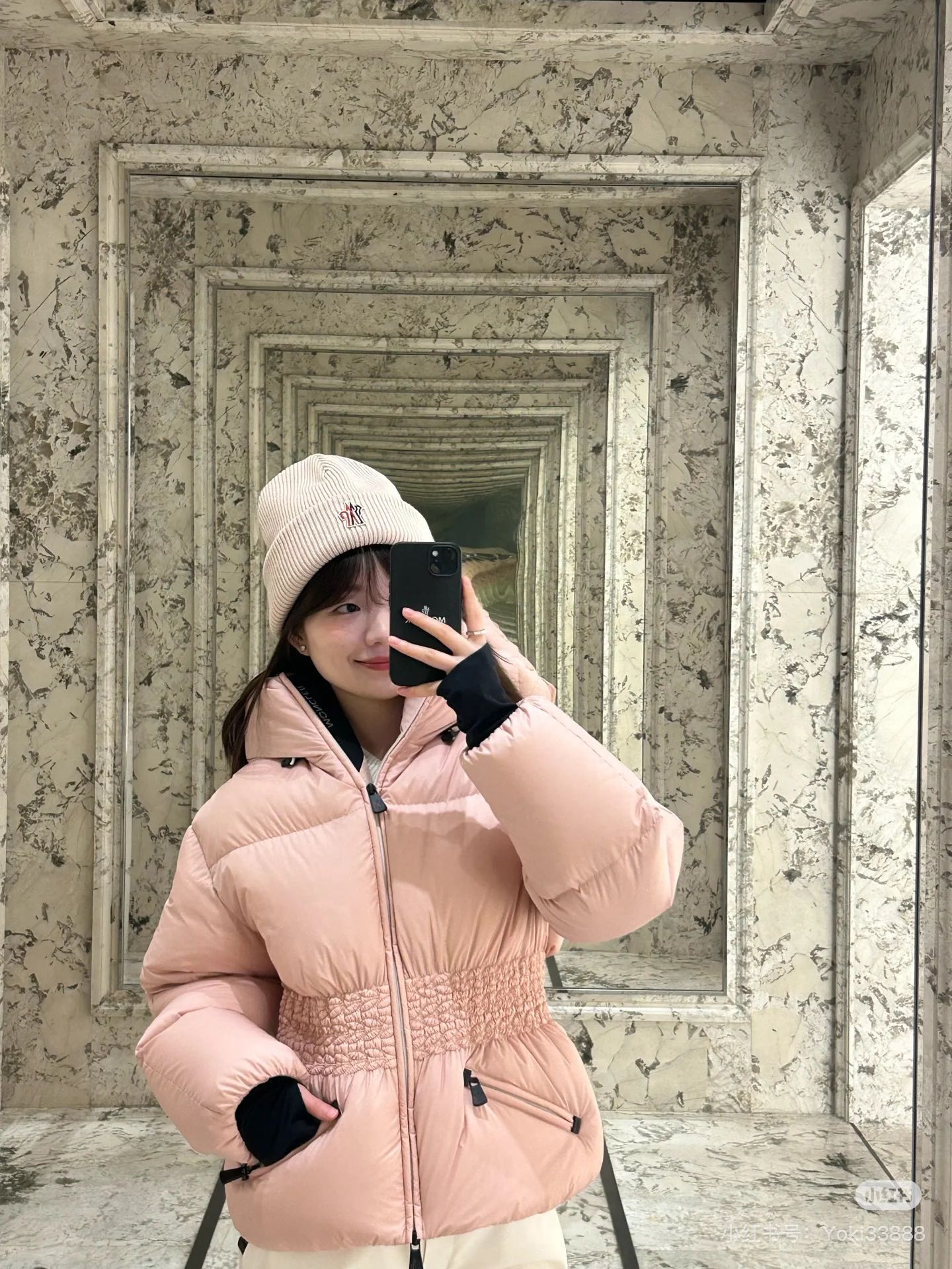 NO:590261,Moncl*r 25FW new autumn and winter ANGLIN short ski series down jacket丨original development!  High quality production!  The exclusive windproof and waterproof technical fabric can handle the wet and cold environment of the ski resort with ease. It is filled with high-fill goose down and has a blocking embellishment on the waist to highlight the sense of layering.  The short version can still achieve the effect of 'lightweight but temperature locking'. The stand-up collar and hood design can be flexibly adjusted to protect the core warmth zone of the neck; the elastic cuffs and hidden glove design of the cuffs firmly lock in heat and facilitate skiing movements; the functional pockets on the body are both beautiful and practical, creating a dual variation of style and practicality. Ready for sale S/M/L,, down jacket, gloves, hats, alexander wang19860909Moncl*r 25FW 秋冬新款 ANGLIN短款滑雪系列羽绒服丨原版开发！高版出品！ 专属的防风防水科技面料,应对雪场的湿冷环境游刃有余,填充高蓬松度鹅绒,腰部做打拦点缀 凸显层次感 在短款版型下仍能实现“轻量却锁温”的效果,立领连帽设计可灵活调节,护住颈部核心保暖区；袖口的弹性收口与隐藏式手套设计,牢牢锁住热量,同时方便滑雪动作；衣身的功能性口袋兼具美观与实用,奏响一场风格与实用的双重变奏.现货发售S/M/L,,down jacket,gloves,hats,alexander wang,Women's clothing