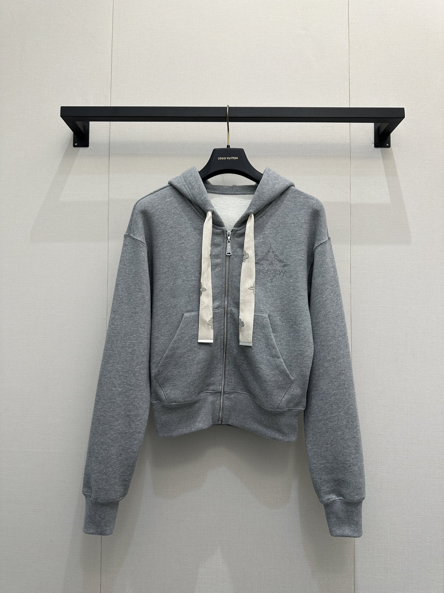 NO:590266,(Coat Louis Vuitto* new arrival, hooded zipper jacket and trousers! Customized YB imported raw cotton material, glossy and comfortable, draped with the iconic letter logo on the chest to highlight the brand tone. The drawstring is embellished with a metal four-leaf clover logo. The upper and lower echoes the style to add a sense of layering. The hooded zipper jacket is cut and can be paired with the same series of trousers as a set or worn alone, simple and advanced. SML real shot of large goods, louis vuitton, jackets & coats, hats, alexander wang19860909（外套 Louis Vuitto*新品上架连帽拉链外套裤子！定制YB进口原生全棉材质光泽舒适垂顺饰以胸前标志性字母徽标装饰 彰显品牌调性配合抽绳点缀金属四叶草徽标点缀上下呼应风格增添造型层次感 连帽拉链外套剪裁可搭配同系列裤子成套或单穿简约高级.SML大货实拍,,louis vuitton,jackets & coats,hats,alexander wang,Women's clothing