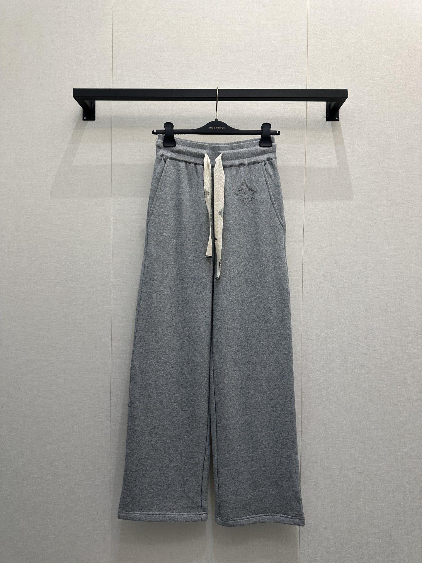 NO:590251,(Pants) Louis Vuitto* new arrivals hooded zipper jacket pants!  Customized YB imported raw cotton material, glossy and comfortable, draped with the iconic letter logo on the chest to highlight the brand tone, with drawstrings and metal four-leaf clover logo embellishments, echoing the style up and down to add layering to the look. The hooded zipper jacket can be paired with the same series of pants as a complete set or worn alone, simple and high-end. SML real shots of large quantities, louis vuitton, jackets & coats, hats, alexander wang19860909（裤子） Louis Vuitto*新品上架连帽拉链外套裤子！定制YB进口原生全棉材质光泽舒适垂顺饰以胸前标志性字母徽标装饰 彰显品牌调性配合抽绳点缀金属四叶草徽标点缀上下呼应风格增添造型层次感 连帽拉链外套剪裁可搭配同系列裤子成套或单穿简约高级.SML大货实拍,,louis vuitton,jackets & coats,hats,alexander wang,Women's clothing