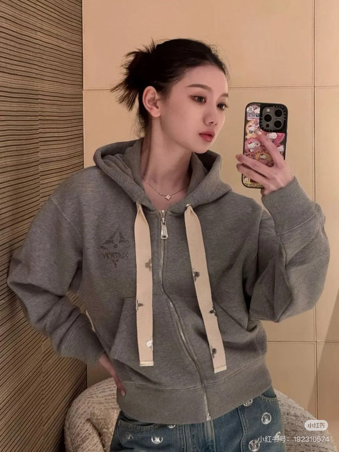 NO:590248,(Coat) Louis Vuitto* new arrivals hooded zipper jacket and pants!  Customized YB imported raw cotton material, glossy and comfortable, draped with the iconic letter logo on the chest to highlight the brand tone. The drawstrings are embellished with metal four-leaf clover logo embellishments, echoing the style up and down to add layering to the look. The hooded zipper jacket can be paired with the same series of pants as a complete set or worn alone, simple and advanced. SML,, louis vuitton, jackets & coats, hats, alexander wang19860909（外套） Louis Vuitto*新品上架连帽拉链外套裤子！定制YB进口原生全棉材质光泽舒适垂顺饰以胸前标志性字母徽标装饰 彰显品牌调性配合抽绳点缀金属四叶草徽标点缀上下呼应风格增添造型层次感 连帽拉链外套剪裁可搭配同系列裤子成套或单穿简约高级.SML,,louis vuitton,jackets & coats,hats,alexander wang,Women's clothing