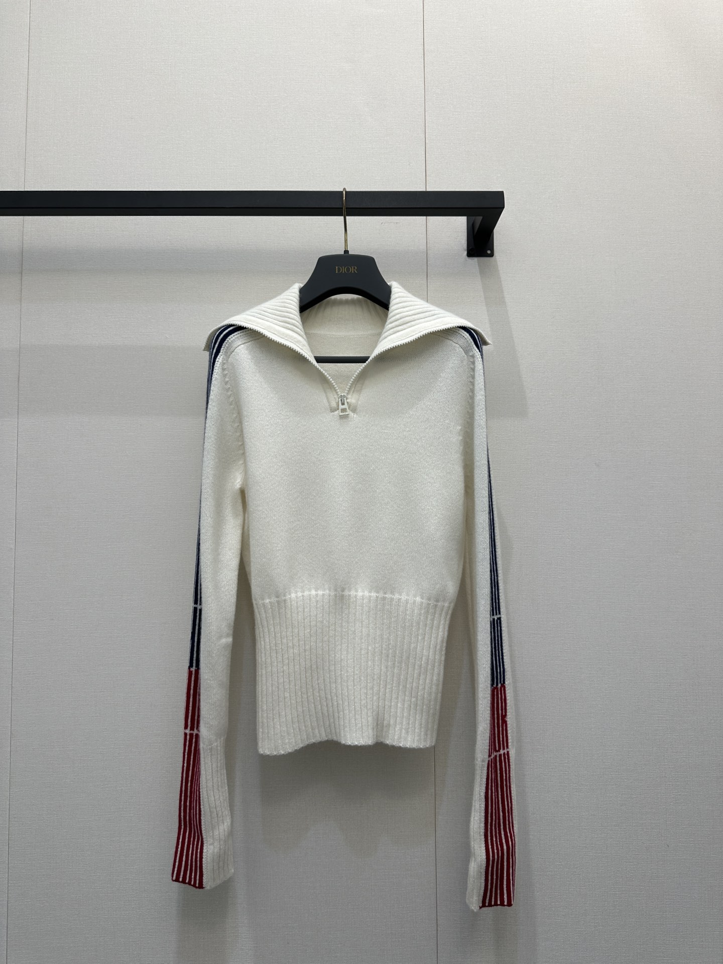 NO:590263,p Dio* 26Ss new early spring half-zip striped intarsia sweater丨originally developed!  High quality production!  The soft and waxy wool cashmere knitted fabric is selected, and the half-zip stand-up collar design injects a sophisticated tone. The red, blue, and white stripes are inlaid on the sleeves and side seams. It not only has the vitality of retro sportswear, but also presents a refined texture with luxury craftsmanship. The waist knitted texture cleverly outlines the body curve, making the casual style item also feminine. Ready for sale in S/M/L, real shots of large quantities, dior, sweaters, alexander  wang19860909p Dio* 26Ss早春新款 半拉链条纹嵌花毛衣丨原版开发！高版出品！甄选柔糯羊毛羊绒针织面料,以半拉链立领设计注入干练腔调,红、蓝、白三色条纹在袖身与侧缝处嵌花交织,既有复古运动装的活力感,又凭借奢级工艺呈现精致质感.收腰针织纹理巧妙勾勒身材曲线,让休闲风单品也能兼具女性柔美.现货发售S/M/L大货实拍,,dior,sweaters,alexander wang,Women's clothing