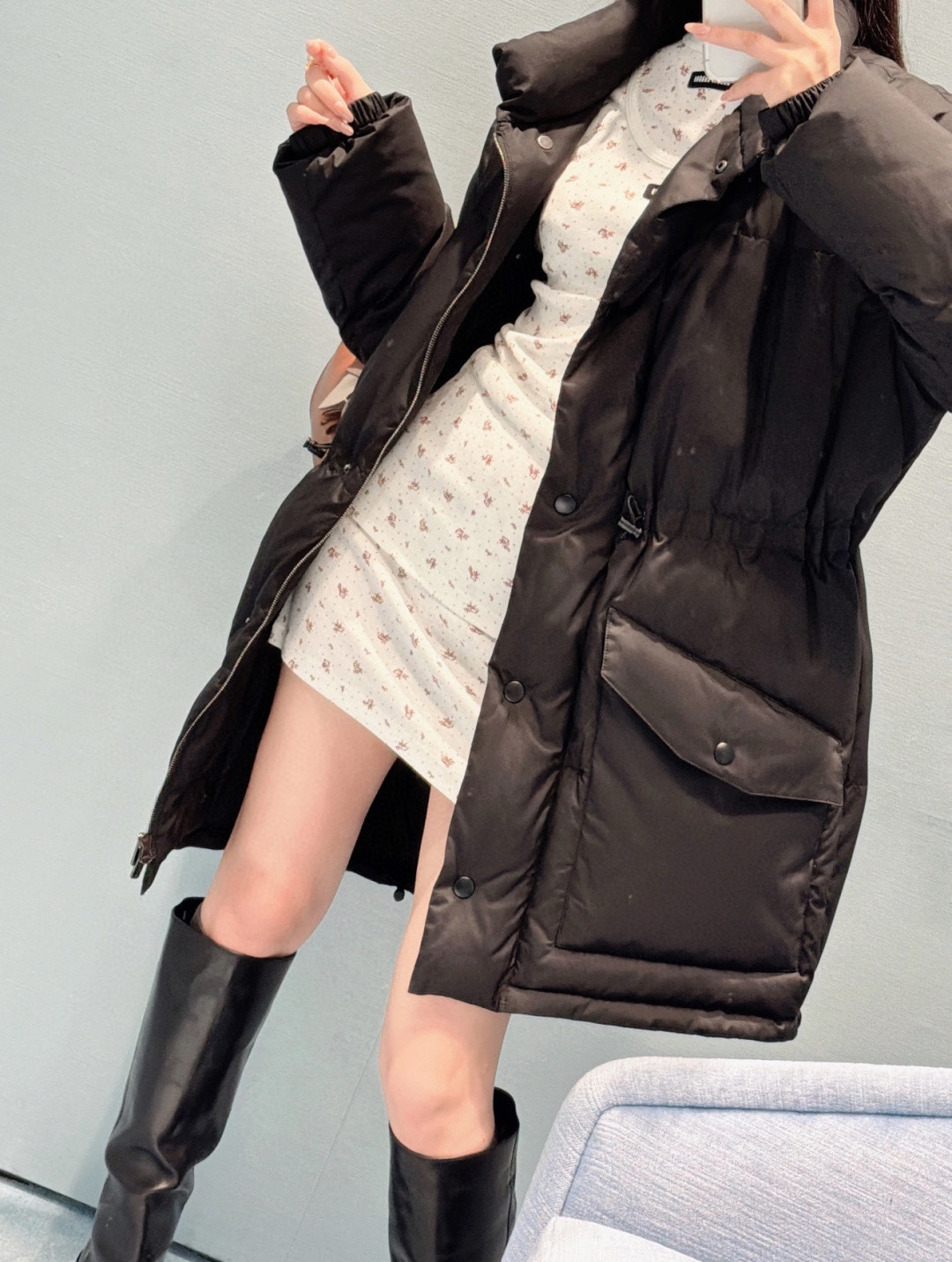 NO:590667,Miu25's new logo letter waist drawstring mid-length down jacket has a bread plaid design that is playful and sophisticated. The mid-length style is not too long and does not compress your body. The adjustable waist drawstring design shows the superior proportions of the waistline!  Exclusively customized and imported yb90 national standard white goose down material, embellished with the classic logo letter pattern on the chest, custom molded old hardware accessories, retro college style is elegant and fashionable~ The elastic adjustment rope design at the hem makes the warmth more comfortable~ The three-dimensional cut is loose and the upper body is generous and neat!  1:1 awesome version, the latest autumn and winter items, look out for the exclusive high version SML, miumiu, down jacket, alexander wang19860909Miu25新款 徽标字母收腰抽绳中长款羽绒服面包格纹设计俏皮又精致,中长款长度不压个子,腰部抽绳收腰可调节设计尽显腰线优越比例！ 独家定制进口yb90国标白鹅绒材质,胸前经典徽标字母图案点缀,开模定制做旧五金配饰,复古学院风雅致又时髦～下摆松紧调节绳设计让保暖性更舒适～立体剪裁宽松版型上身大方利落！1:1超赞版型,秋冬最新单品,认准独家高版本 SML,,miumiu,down jacket,alexander wang,Women's clothing