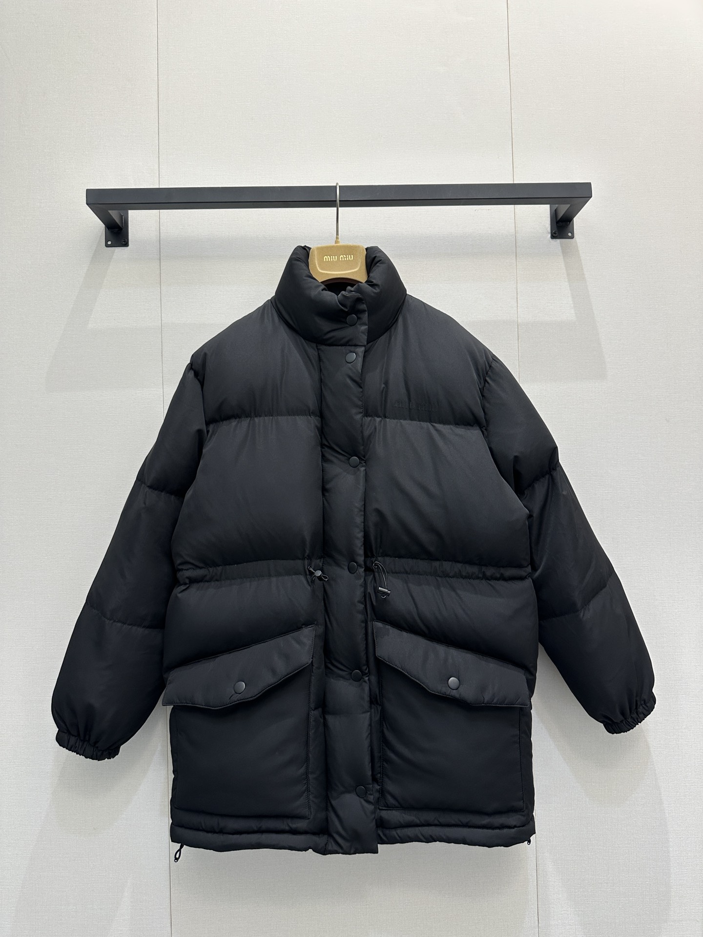 NO:590664,Comes with dust bag Miu25 new style logo letter waist drawstring mid-length down jacket bread plaid design is playful and exquisite, the length of the mid-length is not tight, the waist drawstring waist is adjustable and the design shows the superior waistline proportions!  Exclusively customized and imported yb90 national standard white goose down material, embellished with the classic logo letter pattern on the chest, custom molded old hardware accessories, retro college style is elegant and fashionable~ The elastic adjustment rope design at the hem makes the warmth more comfortable~ The three-dimensional cut is loose and the upper body is generous and neat!  1:1 Awesome version, the latest autumn and winter items, look for the exclusive high version SML real shots of large products,,miumiu,down jacket,alexander wang19860909配防尘袋Miu25新款 徽标字母收腰抽绳中长款羽绒服面包格纹设计俏皮又精致,中长款长度不压个子,腰部抽绳收腰可调节设计尽显腰线优越比例！ 独家定制进口yb90国标白鹅绒材质,胸前经典徽标字母图案点缀,开模定制做旧五金配饰,复古学院风雅致又时髦～下摆松紧调节绳设计让保暖性更舒适～立体剪裁宽松版型上身大方利落！1:1超赞版型,秋冬最新单品,认准独家高版本 SML大货实拍,,miumiu,down jacket,alexander wang,Women's clothing