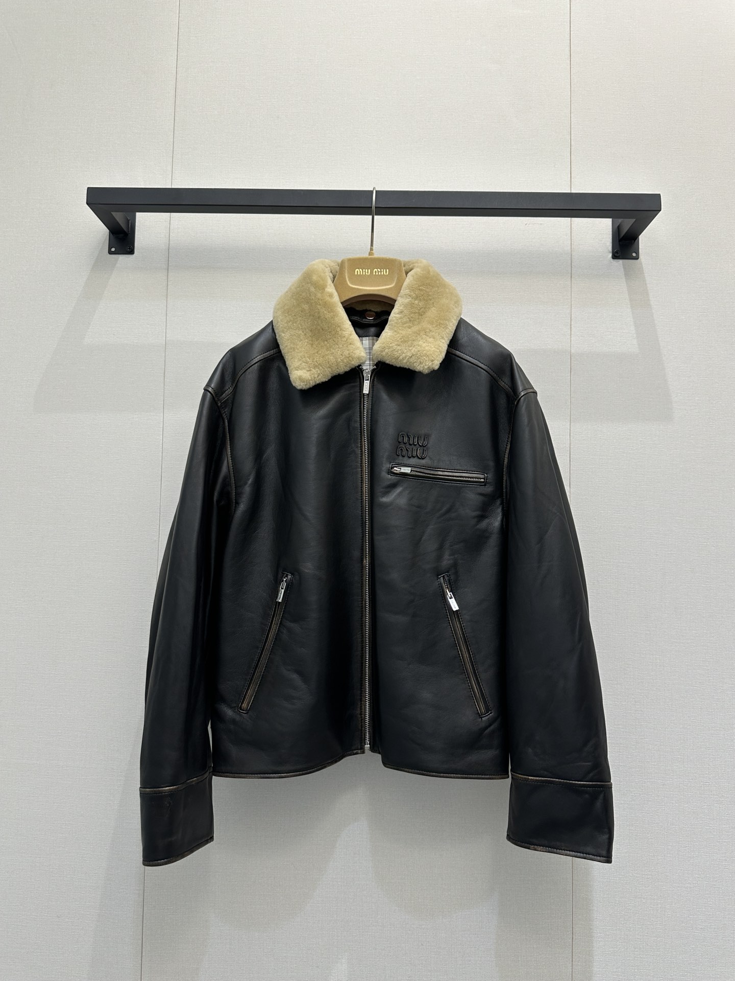 NO:590670,Miu25 new leather jacket and cotton jacket with dust bag!  Another hot season fur all-in-one jacket with detachable fur collar and leather jacket, retro distressed design, detachable wool leather collar, letter leather logo, customized hardware, imported top-grade sheep leather, Q-elastic leather, classic lapels, stylish and handsome, loose and not picky! SML (genuine leather material cannot be washed, cannot be ironed, cannot be folded. Slight floating color is normal) real product, miumiu, jackets & coats,leather jacket, sheepskin, alexander  wang19860909配防尘袋miu25新款皮衣棉服！又是一季爆款皮毛一体外套可拆卸毛领皮衣棉服,复古做旧设计,羊毛皮革领子可拆卸,字母皮logo,定制五金,进口顶级羊皮革,皮质Q弹,经典翻领洋气帅气,版型宽松不挑人!SML（真皮材质 不能水洗 不能熨烫 不能压折.轻微浮色正常）大货实拍,,miumiu,jackets & coats,leather jacket,sheepskin,alexander wang,Women's clothing