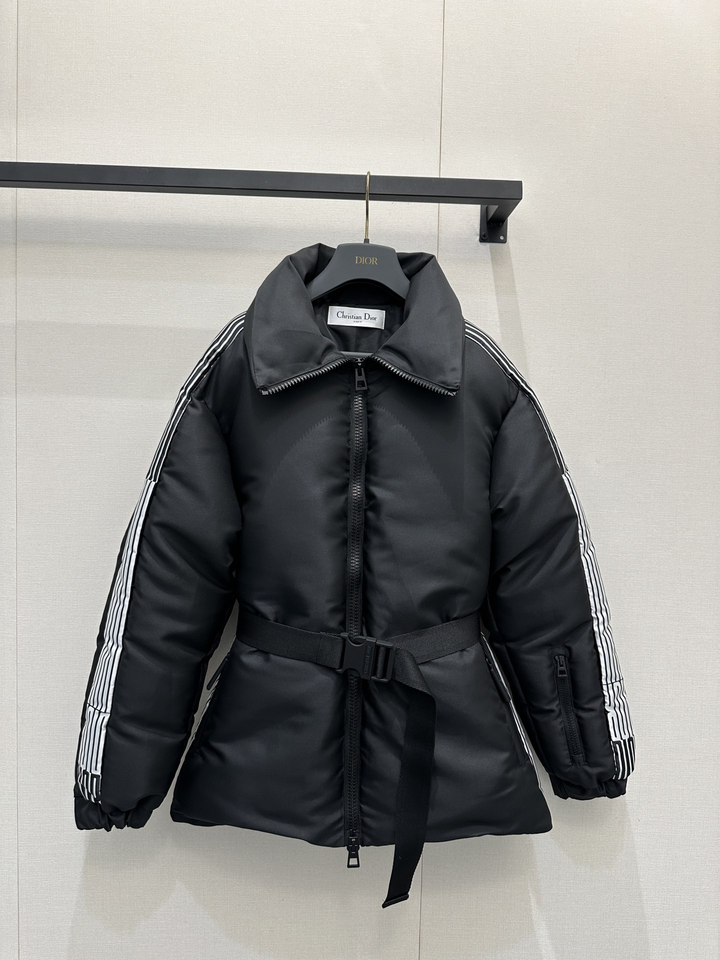 NO:591154,Comes with dust bag Dio*25 new autumn and winter products!  A must-have classic every year. This season’s must-have hot-selling item!  Three-dimensional jacket down cotton jacket!  Original customized high-density technical taffeta Oblique jacquard fabric!  Windproof double-layer design inside!  The classic presbyopic belt tightens the waist and fits the body, which is handsome and stylish!  One-to-one customized three-dimensional tailoring, wide version, slimming the upper body. A must-have item for fair and beautiful women!  The original development of customized hardware accessories, the quality of workmanship depends on the details!  Actual shots of SML’s large products, dior, jackets & coats, down jacket, alexander wang19860909配防尘袋 Dio*25秋冬新品！每年必爆的经典款 本季必入代购爆款！立体夹克羽绒棉面包服！原版定制高密度科技塔夫绸Oblique提花面料！内里防风双层工艺设计！经典老花腰带收腰设身版型帅气又拉风 ！一比一定制立体剪裁挺阔版型上身巨显瘦.白富美必备单品！原版开发定制五金配件,做工品质看细节来！SML大货实拍,,dior,jackets & coats,down jacket,alexander wang,Women's clothing