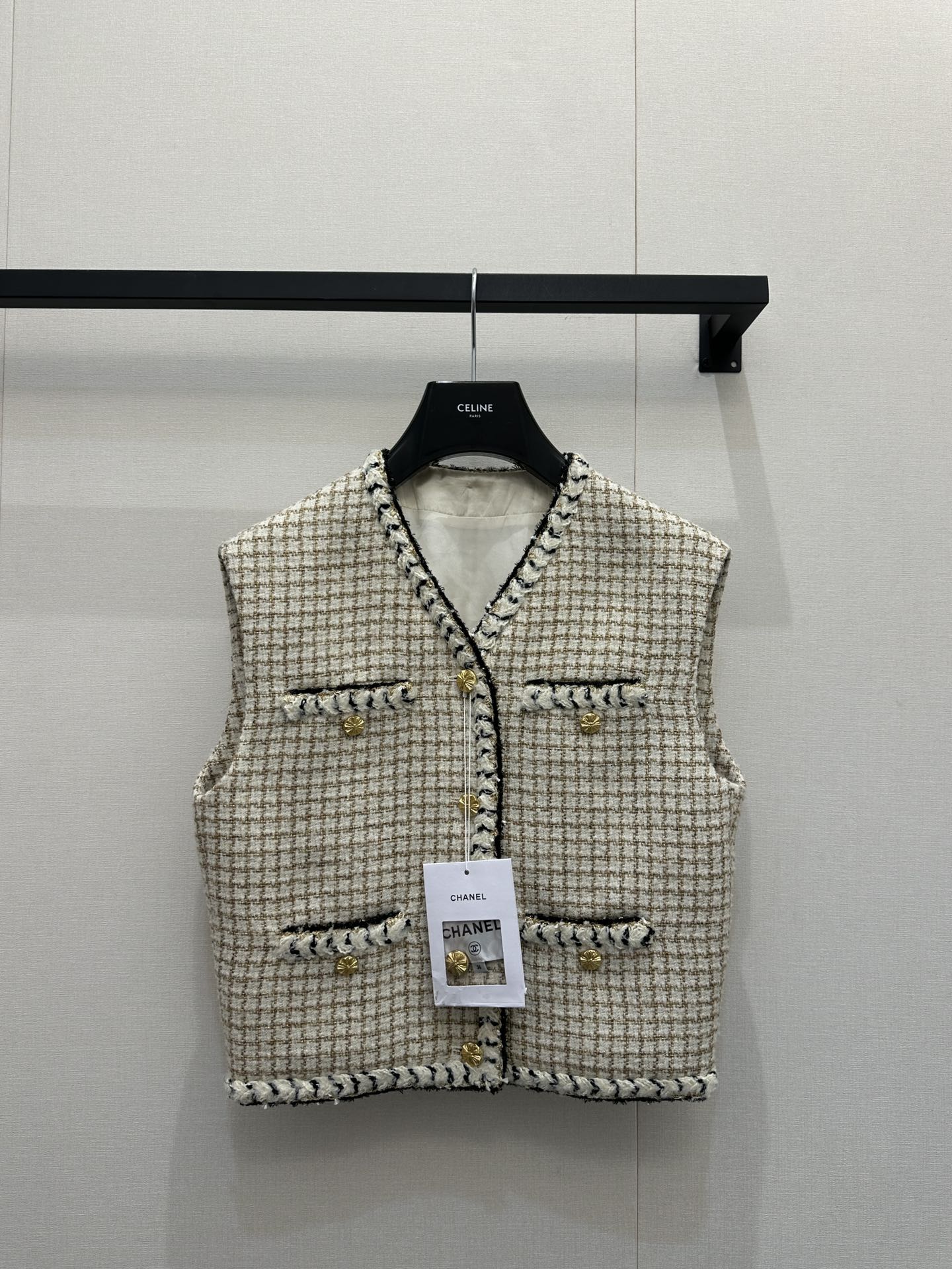 NO:591148,Chanel 25K tweed plaid vest, classic Tweed material, beige + black and white plaid, embellished with gold buttons, exquisite and elegant. Hand-stitched edges, perfect details, great for layering or wearing alone in autumn and winter, paired with a dress or high-waisted pants, can be used in retro or modern styles. Real photos of large products,,chanel,skirts,alexander wang19860909Chanel 25K花呢格纹马甲,经典Tweed材质,米色+黑白格纹,金色纽扣点缀,精致优雅.边缘手工缝线,细节满分,秋冬叠穿或单穿都很出彩,搭配连衣裙或高腰裤,复古or现代风都能驾驭大货实拍,,chanel,skirts,alexander wang,Women's clothing