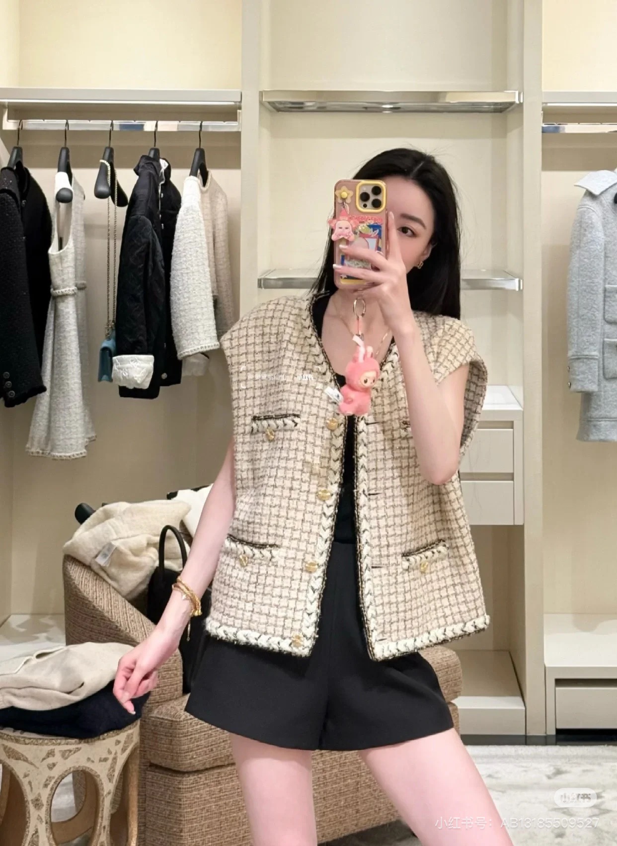 NO:591151,Chanel 25K tweed plaid vest, classic Tweed material, beige + black and white plaid, embellished with gold buttons, exquisite and elegant. Hand-stitched edges, perfect details, great for layering or wearing alone in autumn and winter, paired with dresses or high-waisted pants, can be worn in retro or modern styles,,chanel,skirts,alexander wang19860909Chanel 25K花呢格纹马甲,经典Tweed材质,米色+黑白格纹,金色纽扣点缀,精致优雅.边缘手工缝线,细节满分,秋冬叠穿或单穿都很出彩,搭配连衣裙或高腰裤,复古or现代风都能驾驭,,chanel,skirts,alexander wang,Women's clothing