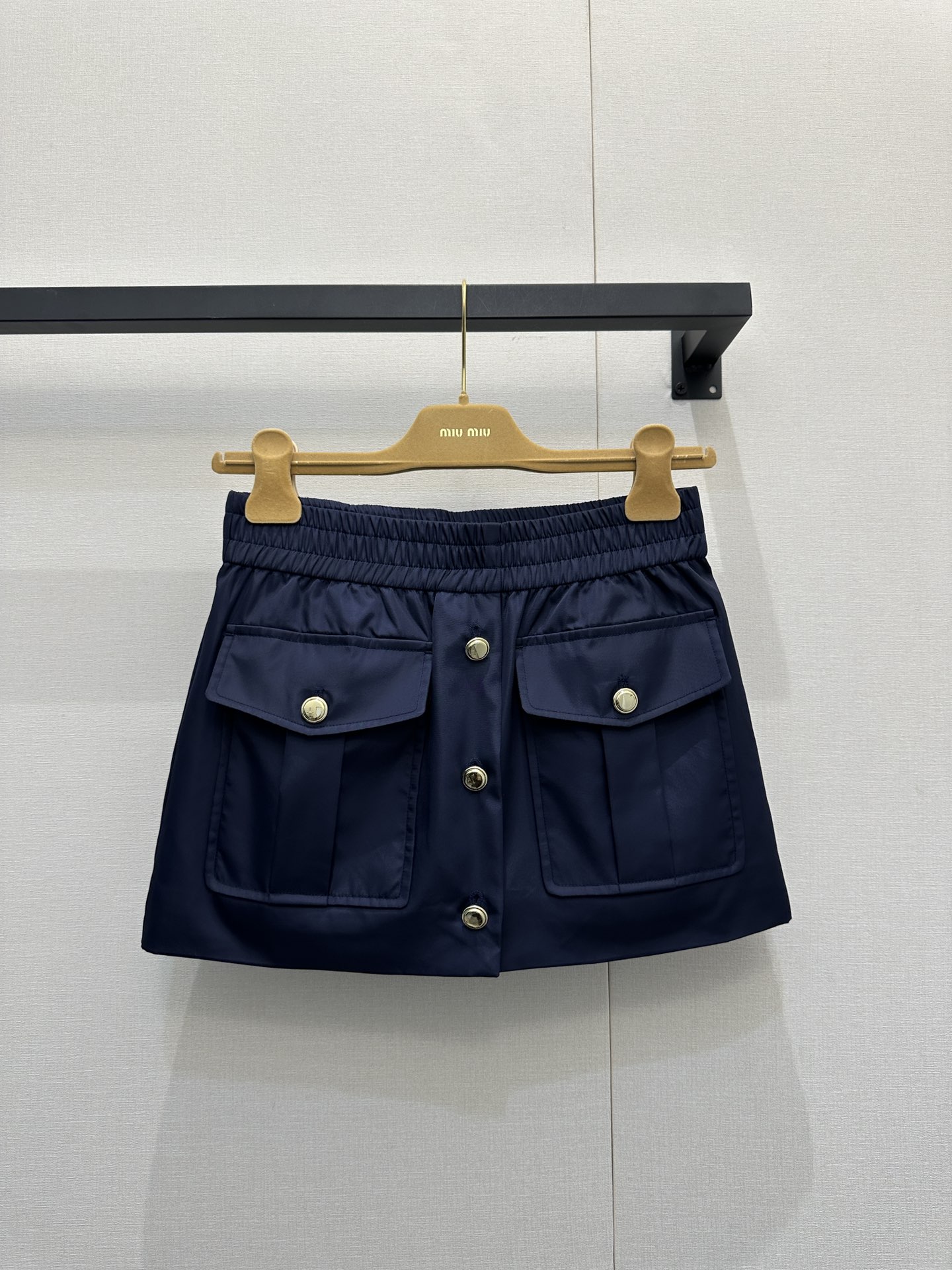 NO:591728,MiuMi* 25 new autumn and winter style lapel short tunic jacket + skirt suit丨original development!  High quality production!  The matte satin nylon fabric is selected, with a low-key soft luster, and a sense of stiffness and drape; the interior is quilted and filled, taking into account both autumn and winter warmth and a light silhouette; the lapel is spliced with plush material, giving it a warm atmosphere; the chest stands  Body work pockets + gilt metal buttons, full of retro feel; high-waisted design of the same fabric, with symmetrical work pockets and gilt buttons, echoing the details of the jacket; the skirt is short but not cramped, taking into account both girlishness and daily practicality!  Ready-made S/M/L large goods, real shots,,miumiu,skirts,jackets & coats,alexander wang19860909MiuMi* 25秋冬新款 翻领短款束腰夹克+半裙套装丨原版开发！高版出品！甄选哑光缎面尼龙面料,自带低调柔润光泽,挺括度与垂坠感兼具；内里夹棉填充,兼顾秋冬保暖性与轻盈廓形；翻领拼接毛绒材质,自带温暖氛围；胸前立体工装口袋+金属鎏金纽扣,复古感拉满；同面料高腰设计,搭配对称工装口袋与鎏金纽扣,与夹克细节呼应；裙型短而不局促,兼顾少女感与日常实穿性！现货发售S/M/L大货实拍,,miumiu,skirts,jackets & coats,alexander wang,Women's clothing