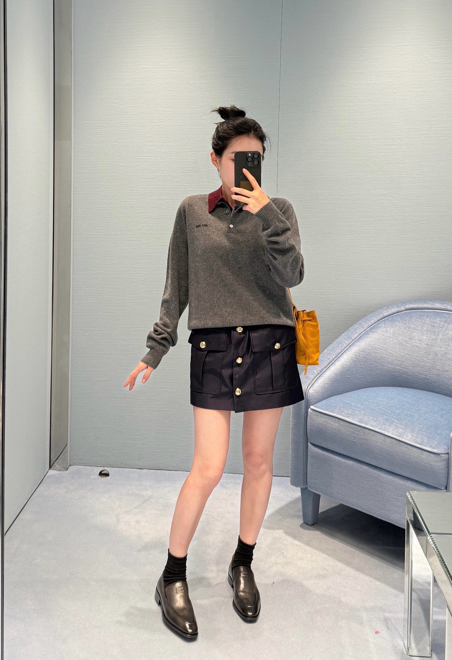 NO:591731,Skirt MiuMi* 25 new autumn and winter style lapel short tunic jacket + skirt suit丨original development!  High quality production!  The matte satin nylon fabric is selected, with a low-key soft luster, and a sense of stiffness and drape; the interior is quilted and filled, taking into account both autumn and winter warmth and a light silhouette; the lapel is spliced with plush material, giving it a warm atmosphere; the chest stands  Body work pockets + gilt metal buttons, full of retro feel; high-waisted design of the same fabric, with symmetrical work pockets and gilt buttons, echoing the details of the jacket; the skirt is short but not cramped, taking into account both girlishness and daily practicality!  Available in stock S/M/L,,miumiu,skirts,jackets & coats,alexander wang19860909半裙 MiuMi* 25秋冬新款 翻领短款束腰夹克+半裙套装丨原版开发！高版出品！甄选哑光缎面尼龙面料,自带低调柔润光泽,挺括度与垂坠感兼具；内里夹棉填充,兼顾秋冬保暖性与轻盈廓形；翻领拼接毛绒材质,自带温暖氛围；胸前立体工装口袋+金属鎏金纽扣,复古感拉满；同面料高腰设计,搭配对称工装口袋与鎏金纽扣,与夹克细节呼应；裙型短而不局促,兼顾少女感与日常实穿性！现货发售S/M/L,,miumiu,skirts,jackets & coats,alexander wang,Women's clothing