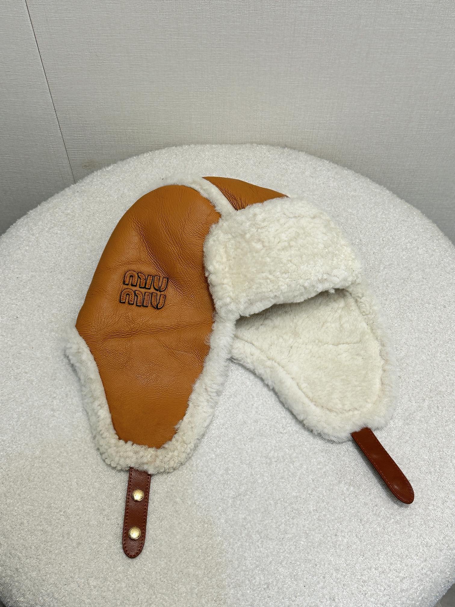 NO:591748,lMiuMi*25 new fur integrated hat, this hat is made of real fur, looks good, and is a very beautiful Midea series this year, it is super easy to match in the warm winter, very good, sheepskin integrated, calfskin strap, one size fits all, real shot, loro piana, miumiu, cowhide, sheepskin, hats, alexander wang19860909lMiuMi*25新款皮毛一体帽子,这款帽子是真皮毛一体,颜值又高,而且是今年很漂亮的美的系超级好搭配的暖暖的冬天,很出片,羊皮毛一体.小牛皮带子,均码大货实拍,,loro piana,miumiu,cowhide,sheepskin,hats,alexander wang,Women's clothing