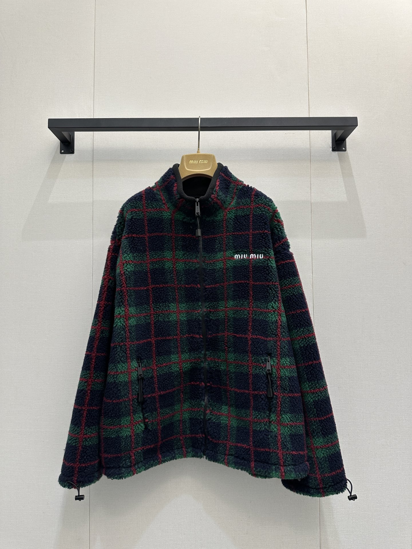 NO:591742,l (Real wool lambswool. Real wool lambskin. Real wool lambswool, non-market ordinary chemical fiber lambswool) MiuMi* 25Fw new autumn and winter college style polar fleece plaid jacket丨Original development!  High quality production!  High-density wool fleece fabric has a fluffy and soft feeling like clouds, a brown-gray retro plaid pattern, and a British college atmosphere. The stand-up collar + zipper design is both warm and neat. The drawstrings on the cuffs and hem can be adjusted loose or tight to fit different body shapes. It is an 'atmosphere artifact' that can not only cover the temperature in autumn and winter, but also support the look. Ready for sale S/M/L Large goods real shot, loro piana, miumiu, jackets &  coats,alexander wang19860909l（真羊毛羊羔绒.真羊毛羊羔绒.真羊毛羊羔绒 非市场普通化纤羊羔毛） MiuMi* 25Fw秋冬新款 学院风摇粒绒格纹外套丨原版开发！高版出品！高密度羊毛粒绒面料,自带云朵般的蓬松柔软感,棕灰调复古格纹,自带英伦学院氛围,立领+拉链设计兼顾保暖与利落,袖口、下摆的抽绳调节,可松可紧适配不同身形；是秋冬里既能裹住温度,又能撑足造型的「氛围神器」.现货发售S/M/L大货实拍,,loro piana,miumiu,jackets & coats,alexander wang,Women's clothing