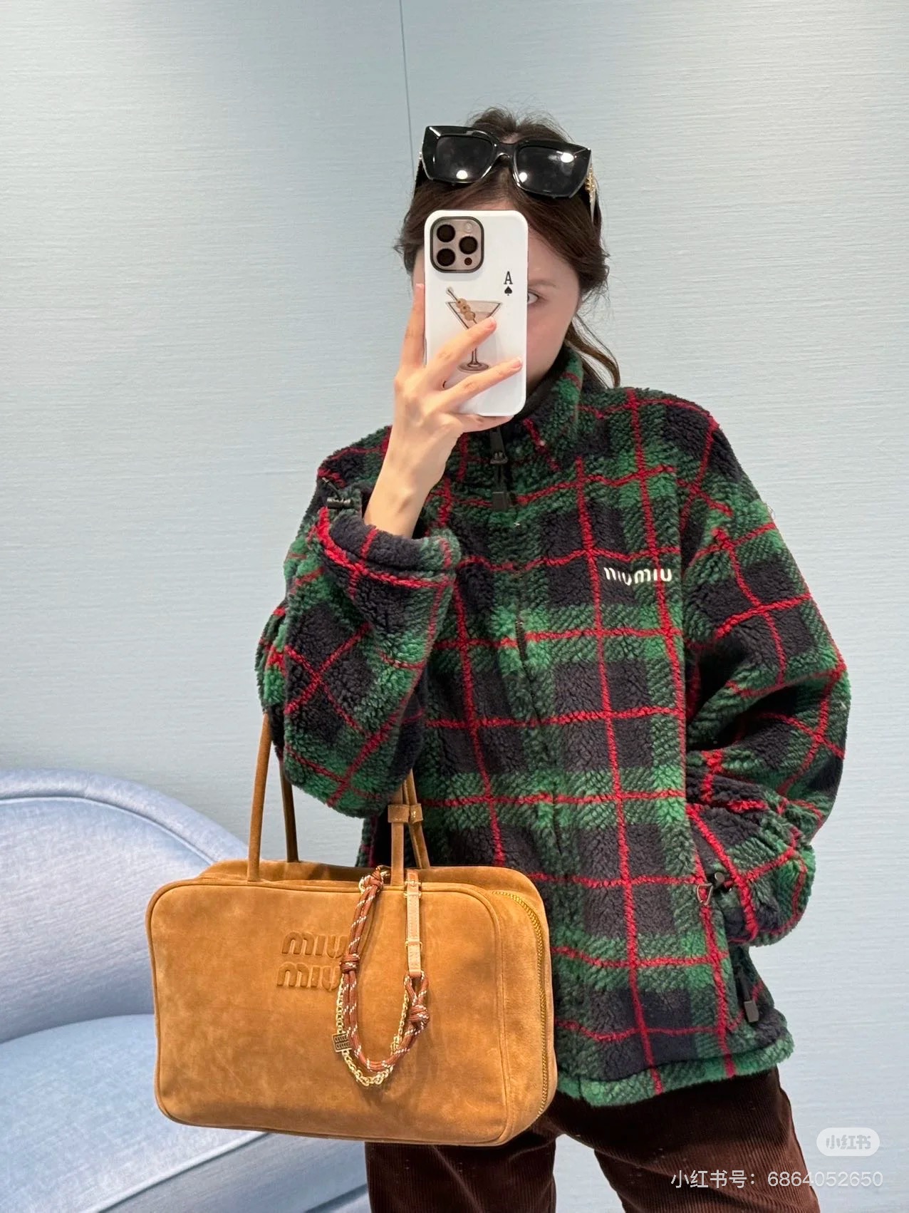 NO:591745,(Real wool lambswool. Real wool lambswool. Real wool lambswool. Non-common chemical fiber lambswool in the market) MiuMi* 25Fw new autumn and winter college style polar fleece plaid jacket丨Original development!  High quality production!  High-density wool fleece fabric has a fluffy and soft feel like clouds, a brown-gray retro check pattern, and a British college atmosphere. The stand-up collar + zipper design is both warm and neat. The drawstrings on the cuffs and hem can be adjusted loose or tight to fit different body shapes. It is an 'atmosphere artifact' that can not only cover the temperature in autumn and winter, but also support the look. Ready for sale S/M/L,, miumiu, jackets & coats, alexander wang19860909（真羊毛羊羔绒.真羊毛羊羔绒.真羊毛羊羔绒 非市场普通化纤羊羔毛） MiuMi* 25Fw秋冬新款 学院风摇粒绒格纹外套丨原版开发！高版出品！高密度羊毛粒绒面料,自带云朵般的蓬松柔软感,棕灰调复古格纹,自带英伦学院氛围,立领+拉链设计兼顾保暖与利落,袖口、下摆的抽绳调节,可松可紧适配不同身形；是秋冬里既能裹住温度,又能撑足造型的「氛围神器」.现货发售S/M/L,,miumiu,jackets & coats,alexander wang,Women's clothing