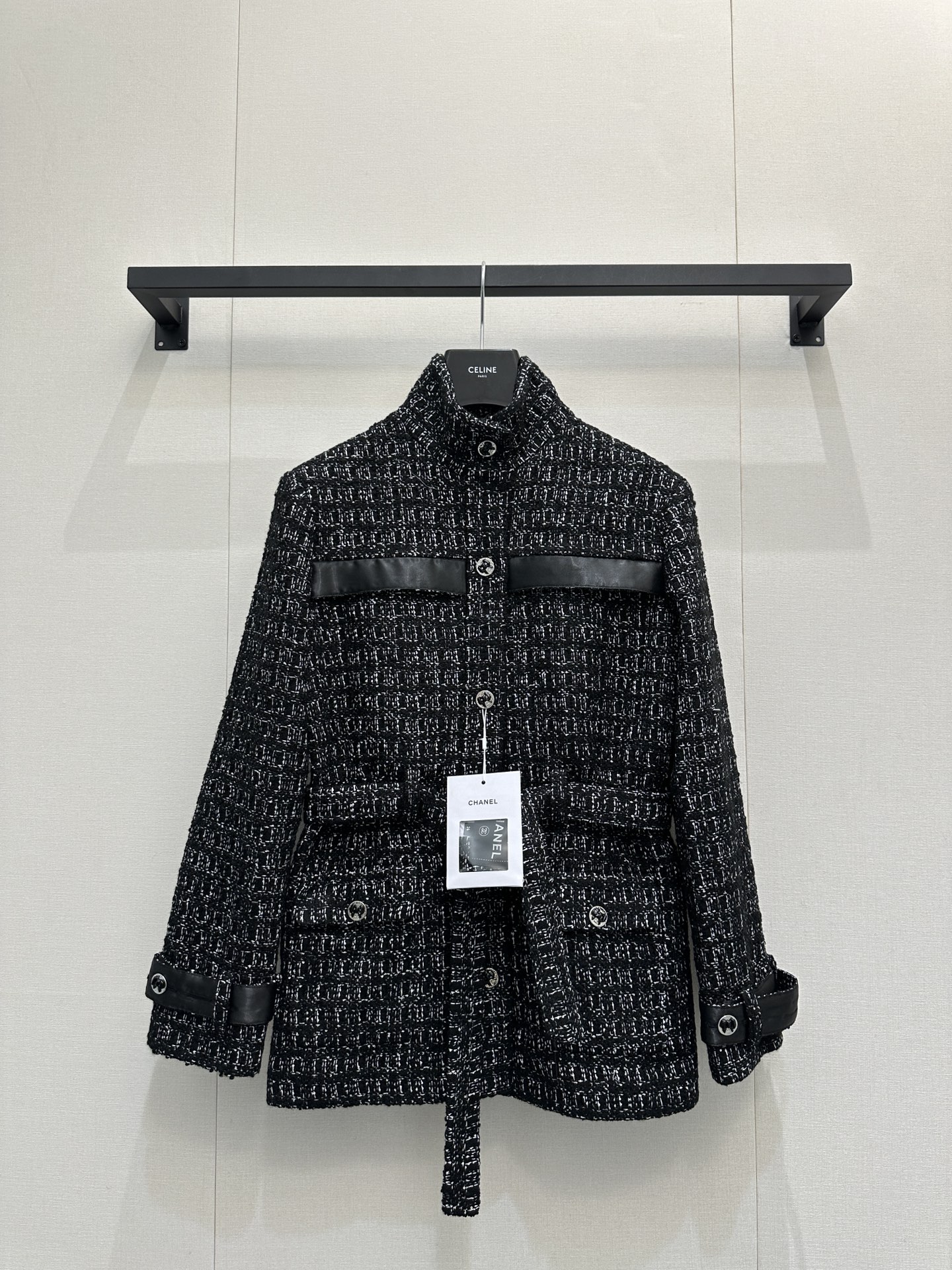 NO:591733,Cha*el 25K high-end handmade workshop series black stand-up collar belt tweed jacket | original development!  High quality production!  The black and silver blended tweed fabric is selected, and the yarns are intertwined to create a fine shimmering silver texture, with a low-key luster; the stand-up collar version is suitable for various scene styles, and the collar can be freely switched between 'neatly standing up' or 'with a satin bow' style; the black satin trim strips on the body and cuffs echo the belt of the same fabric, and the waist design not only optimizes the proportions, but also allows the soft elements to balance the coolness of the tweed; metal buttons are embellished with details, low-key echoing the brand recognition!  Ready-made S/M/L large goods, real shots,,jackets & coats,jackets & coats,alexander wang19860909Cha*el 25K高级手工坊系列 黑色立领腰带花呢夹克外套丨原版开发！高版出品！甄选黑银混纺粗花呢面料,纱线交织出细碎闪银肌理,自带低调光泽；立领版型适配多场景造型,领口可自由切换「利落立起」或「系缎面蝴蝶结」两种风格；衣身及袖口的黑色缎面饰条,与同面料腰带呼应,收腰设计既优化比例,又让柔美元素平衡花呢的飒爽；金属纽扣点缀细节,低调呼应品牌辨识度! 现货发售S/M/L大货实拍,,jackets & coats,jackets & coats,alexander wang,Women's clothing