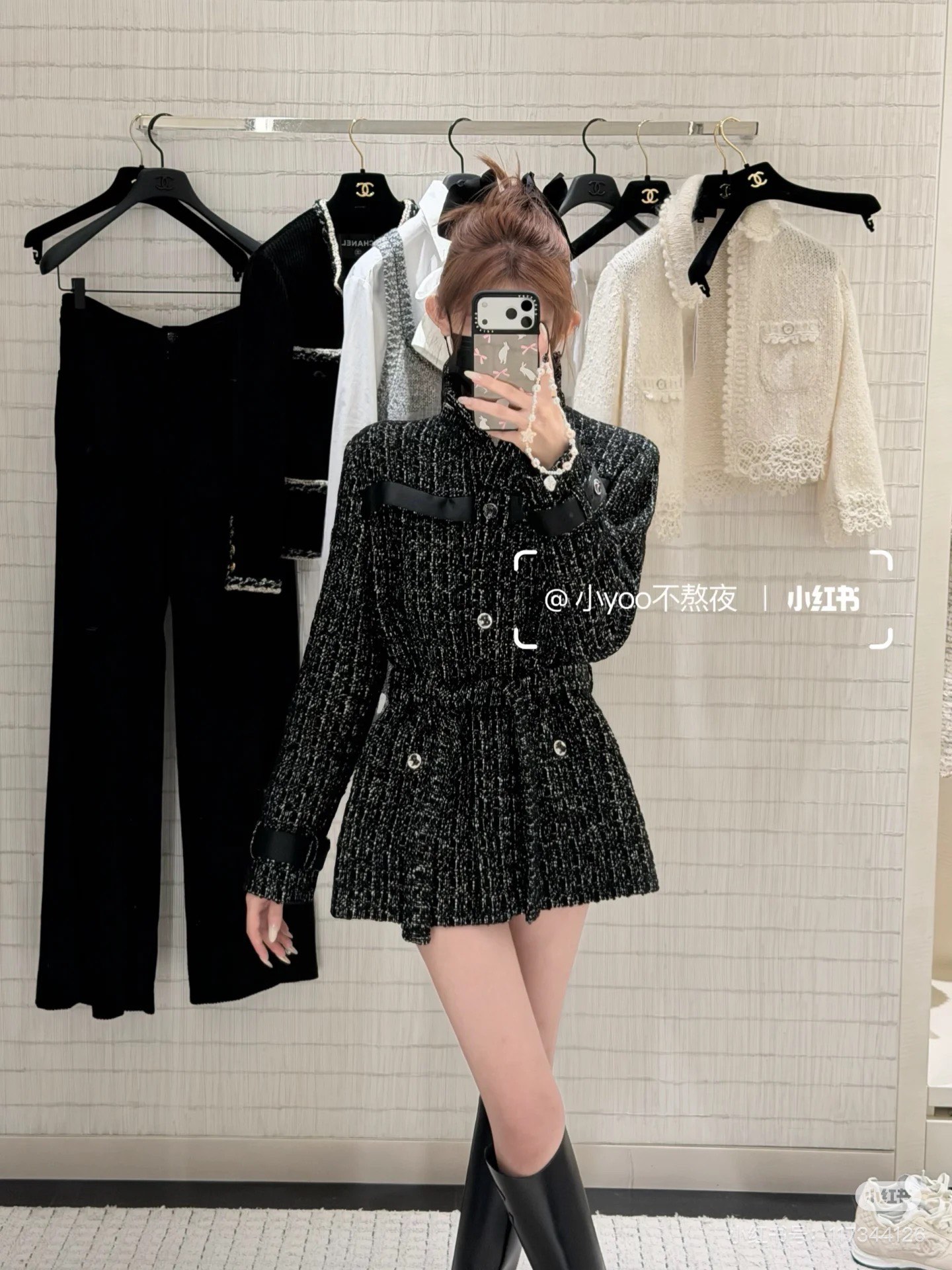 NO:591735,Cha*el 25K high-end handmade workshop series black stand-up collar belt tweed jacket | original development!  High quality production!  The black and silver blended tweed fabric is selected, and the yarns are intertwined to create a fine shimmering silver texture, with a low-key luster; the stand-up collar version is suitable for various scene styles, and the collar can be freely switched between 'neatly standing up' or 'with a satin bow'; the black satin trim strips on the body and cuffs echo the belt of the same fabric, and the waist design not only optimizes the proportions, but also allows the soft elements to balance the coolness of the tweed; metal buttons are embellished with details, low-key echoing the brand recognition!  Available in stock S/M/L,,jackets & coats,jackets & coats,alexander wang19860909Cha*el 25K高级手工坊系列 黑色立领腰带花呢夹克外套丨原版开发！高版出品！甄选黑银混纺粗花呢面料,纱线交织出细碎闪银肌理,自带低调光泽；立领版型适配多场景造型,领口可自由切换「利落立起」或「系缎面蝴蝶结」两种风格；衣身及袖口的黑色缎面饰条,与同面料腰带呼应,收腰设计既优化比例,又让柔美元素平衡花呢的飒爽；金属纽扣点缀细节,低调呼应品牌辨识度! 现货发售S/M/L,,jackets & coats,jackets & coats,alexander wang,Women's clothing