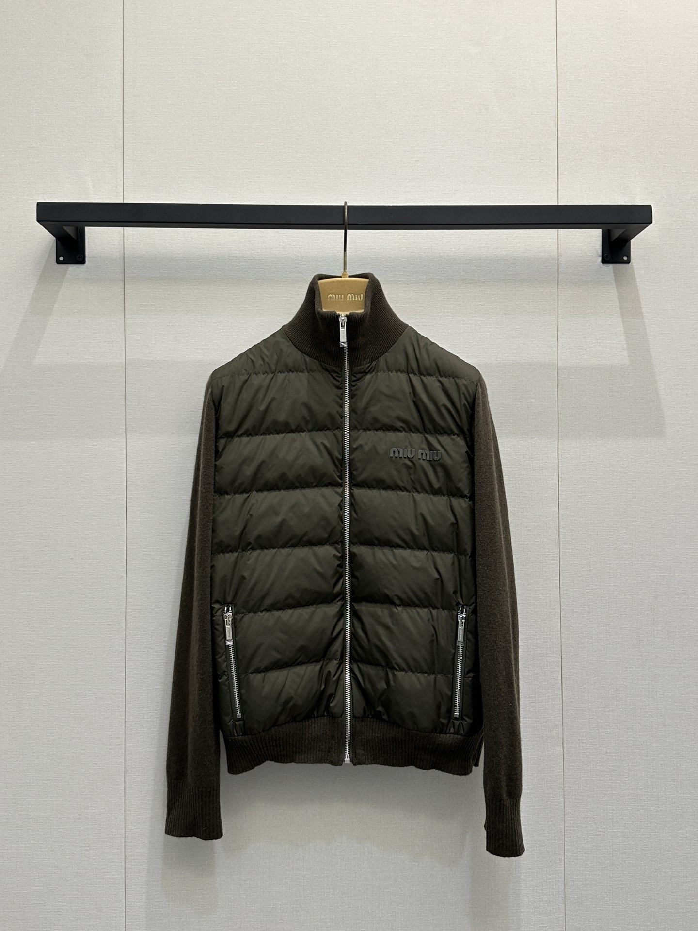 NO:591739,Comes with dust bag Miu25Fw new autumn and winter thin knitted splicing zipper down jacket | original development!  High quality production!  It is filled with high-fill down, which is as light as weight but full of warmth. The ingenious splicing of knitted sleeves and down body not only has the softness and skin-friendlyness of knitting, but also has the heat-locking power of down, making the bloated feeling of layered outfits clear.  The bottom is out. The splicing design hides quilting details, the zipper is smooth and neat, and the classic brand logo low-key highlights the identity and style. Ready-made S/M/L large goods, real shots,, miumiu, jackets  & coats,down jacket,alexander wang19860909配防尘袋 Miu25Fw秋冬新款 轻薄针织拼接拉链羽绒服外套丨原版开发！高版出品！甄选高蓬松度羽绒填充,轻若无物却暖意满格；针织袖身与羽绒衣身的拼接巧思,既有针织的柔糯亲肤,又具羽绒的锁温实力,让层叠穿搭的臃肿感彻底退场.拼接设计暗藏绗缝细节,拉链顺滑利落,经典品牌标识低调彰显身份格调.现货发售S/M/L大货实拍,,miumiu,jackets & coats,down jacket,alexander wang,Women's clothing