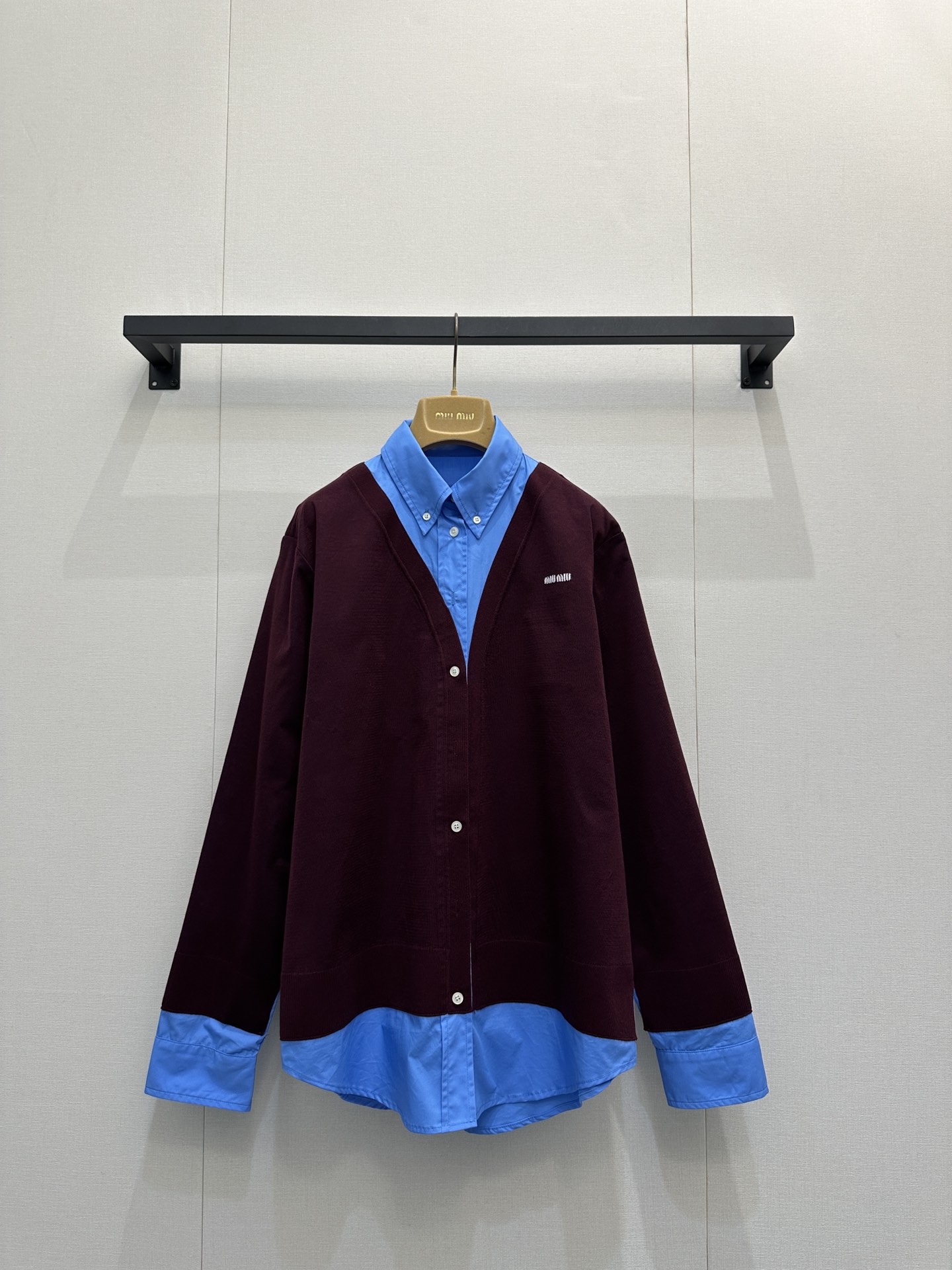 NO:591734,*25new The contrasting color stitching shirt jacket is elegant and retro literary style and is easy to control ~ the contrasting color design on the hem adds a sense of layering to the overall look!  Exclusively customized imported yb sheep wool material, embellished with the classic logo letter embroidery pattern on the chest, paired with a fake two-piece splicing design to highlight the brand's unique layering formula. The hooded loose-fitting upper body is suitable for both men and women and is super friendly to the body shape. It is a versatile style that is not picky and can be worn with eyes closed!  1:1 awesome version, the latest early autumn items, look out for the exclusive high version, SML real shots of large products, jackets & coats, shirts, hats, alexander wang19860909*25new撞色拼接衬衫外套优雅复古文艺风搭配轻松驾驭～下摆撞色设计增添整体造型的层次感！ 独家定制进口yb绵羊毛材质,胸前经典徽标字母刺绣图案点缀,搭配假两件拼接设计凸显品牌独有的叠穿公式,连帽宽松版型男女同款上身对身材包容度超友好～不挑人的百搭款闭眼入！1:1超赞版型,早秋最新单品 认准独家高版本 SML大货实拍,,jackets & coats,shirts,hats,alexander wang,Women's clothing