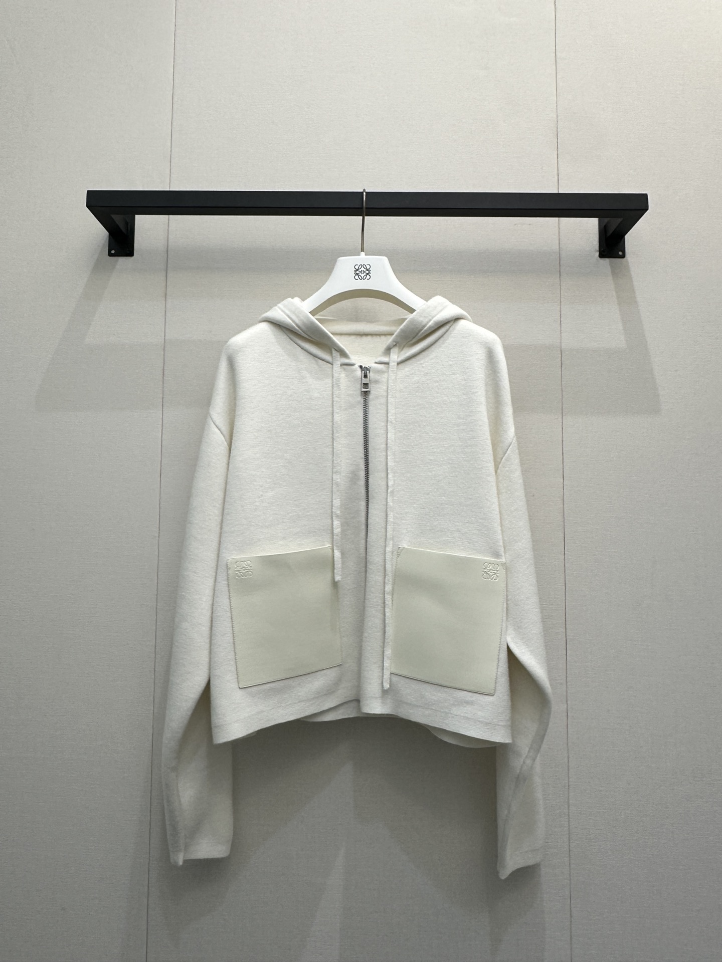 NO:591738,Loew* 25Fw new autumn and winter leather brand wool zipper hooded knitted cardigan丨originally developed!  High quality production!  Soft waxy wool knitted fabric, with a gentle matte texture, warm against the skin but not stuffy; iconic embossed leather brand + bumper pockets, hood + drawstring + full zipper design, full of relaxation. Slightly loose and short silhouette, just stuck at the waistline, paired with high-waisted pants/skirts to show off your proportions in seconds!  Ready-made S/M/L large goods, real shots, loewe, skirts, hats, alexander wang19860909Loew* 25Fw秋冬新款 皮牌羊毛拉链连帽针织开衫丨原版开发！高版出品！软糯羊毛针织面料,自带温柔雾面质感,贴肤暖而不闷；标志性压纹皮牌+撞料口袋,连帽+抽绳+全拉链设计,松弛感拉满.微宽松短款廓形,刚好卡在腰线位置,搭高腰裤/裙秒显比例！现货发售S/M/L大货实拍,,loewe,skirts,hats,alexander wang,Women's clothing