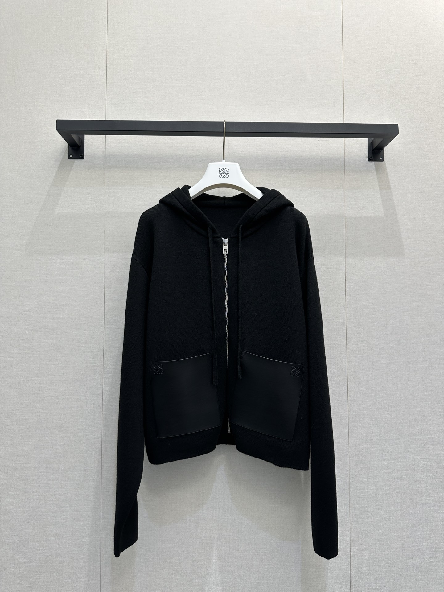 NO:591744,Loew* 25Fw new autumn and winter leather brand wool zipper hooded knitted cardigan丨originally developed!  High quality production!  Soft waxy wool knitted fabric, with a gentle matte texture, warm against the skin but not stuffy; iconic embossed leather brand + bumper pockets, hood + drawstring + full zipper design, full of relaxation. Slightly loose and short silhouette, just stuck at the waistline, paired with high-waisted pants/skirts to show off your proportions in seconds!  Ready-made S/M/L large goods, real shots, loewe, skirts, hats, alexander wang19860909Loew* 25Fw秋冬新款 皮牌羊毛拉链连帽针织开衫丨原版开发！高版出品！软糯羊毛针织面料,自带温柔雾面质感,贴肤暖而不闷；标志性压纹皮牌+撞料口袋,连帽+抽绳+全拉链设计,松弛感拉满.微宽松短款廓形,刚好卡在腰线位置,搭高腰裤/裙秒显比例！现货发售S/M/L大货实拍,,loewe,skirts,hats,alexander wang,Women's clothing