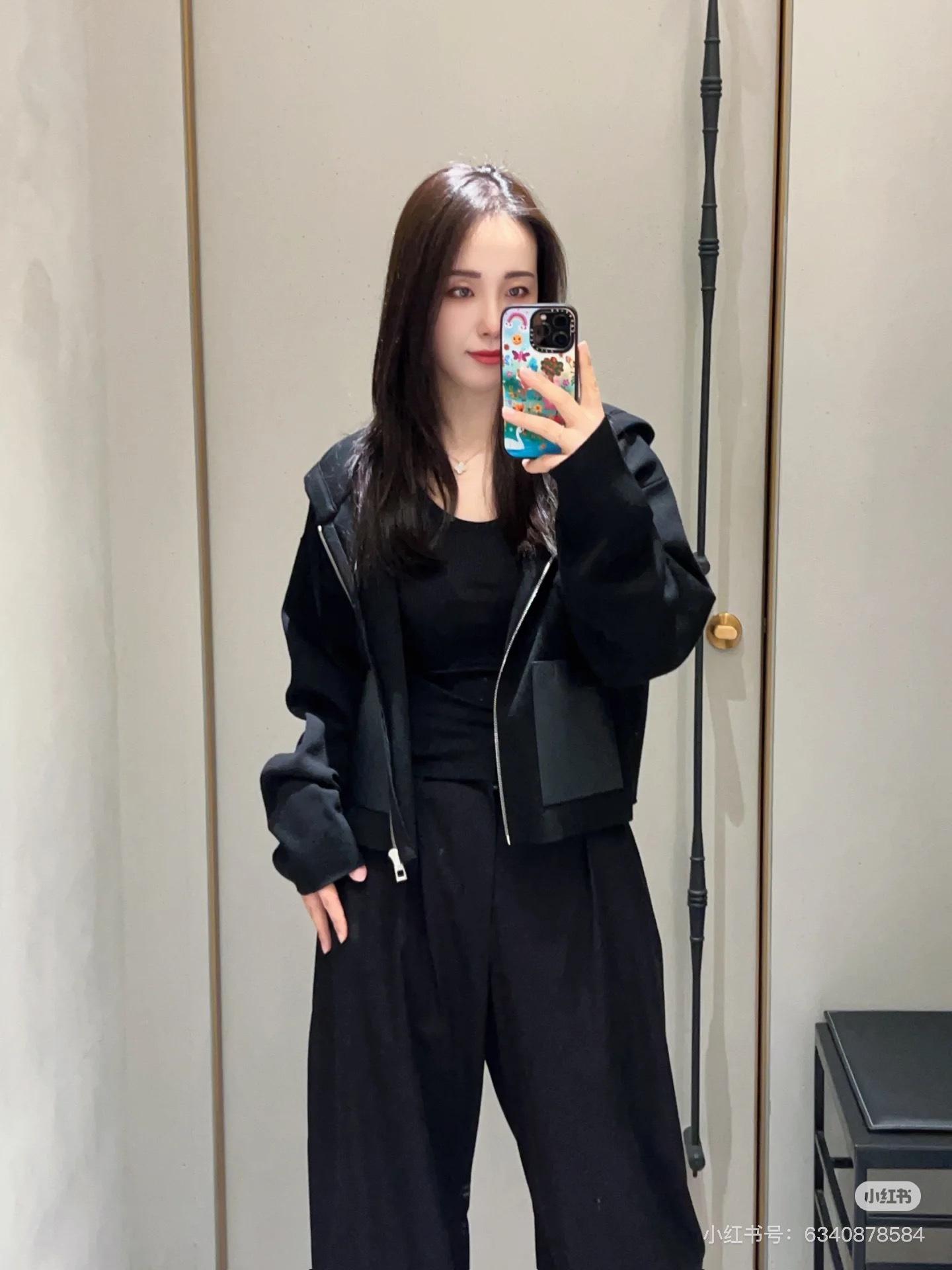 NO:591747,Loew* 25Fw new autumn and winter leather brand wool zipper hooded knitted cardigan丨originally developed!  High quality production!  Soft waxy wool knitted fabric, with a gentle matte texture, warm against the skin but not stuffy; iconic embossed leather brand + bumper pockets, hood + drawstring + full zipper design, full of relaxation. Slightly loose and short silhouette, just stuck at the waistline, paired with high-waisted pants/skirts to show off your proportions in seconds!  Available in stock S/M/L,,loewe,skirts,hats,alexander wang19860909Loew* 25Fw秋冬新款 皮牌羊毛拉链连帽针织开衫丨原版开发！高版出品！软糯羊毛针织面料,自带温柔雾面质感,贴肤暖而不闷；标志性压纹皮牌+撞料口袋,连帽+抽绳+全拉链设计,松弛感拉满.微宽松短款廓形,刚好卡在腰线位置,搭高腰裤/裙秒显比例！现货发售S/M/L,,loewe,skirts,hats,alexander wang,Women's clothing