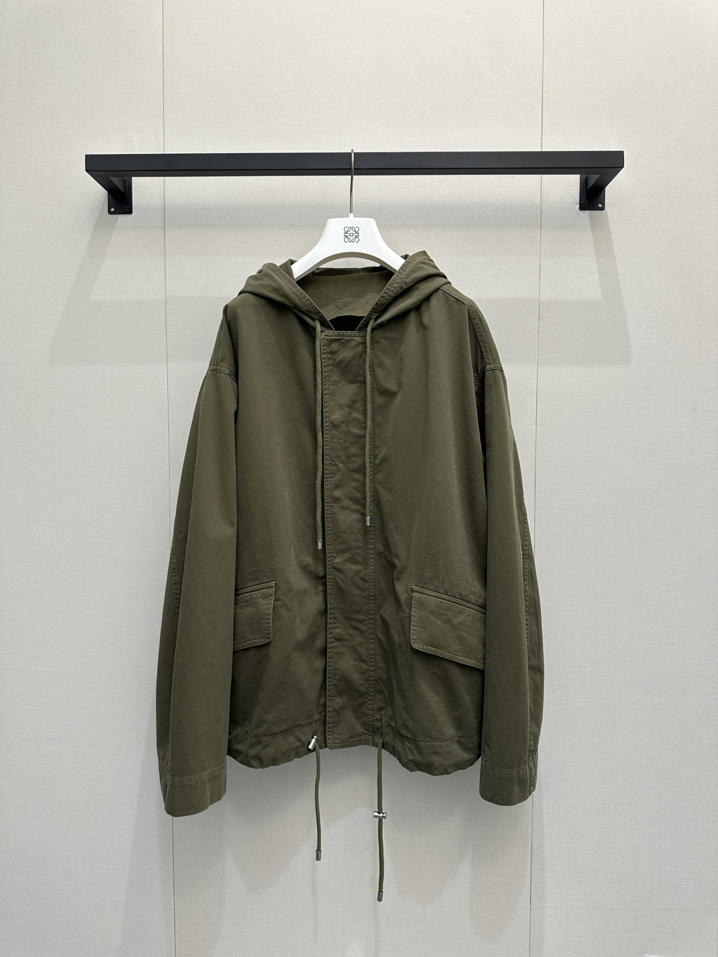 NO:592060,Loew* 25Fw new autumn and winter style pocket drawstring loose hooded windbreaker jacket丨originally developed!  High quality production!  The military green jacket has a very attractive appearance. The drawstring design has a special hood and lapels. The mid-length style is carefully chosen to wrap around a girl's hips. The legs are visually lengthened from the sides. The loose version is not flattering on the figure. It goes well with pants and skirts. Whoever wears it will be the most fashionable on the street. It has been included in the list of the most worthy windbreakers this year. The perfect workmanship and quality look at the details. Ready-made S/M/L large goods, real shots, loewe, skirts, jackets &  coats,hats,alexander wang19860909Loew* 25Fw秋冬新款 口袋抽绳宽松连帽风衣外套丨原版开发！高版出品！军绿色外套颜值吸引率超高抽绳设计好特别连帽+翻领 搭的小心思拿捏中长款完美包裹女生的臀围,侧面拉长腿部视觉感,宽松版型不挑身材,搭裤子裙子都很绝,谁穿谁是街头最会穿的时髦精~已经列入今年最值得入的风衣list完美做工品质看细节.现货发售S/M/L大货实拍,,loewe,skirts,jackets & coats,hats,alexander wang,Women's clothing