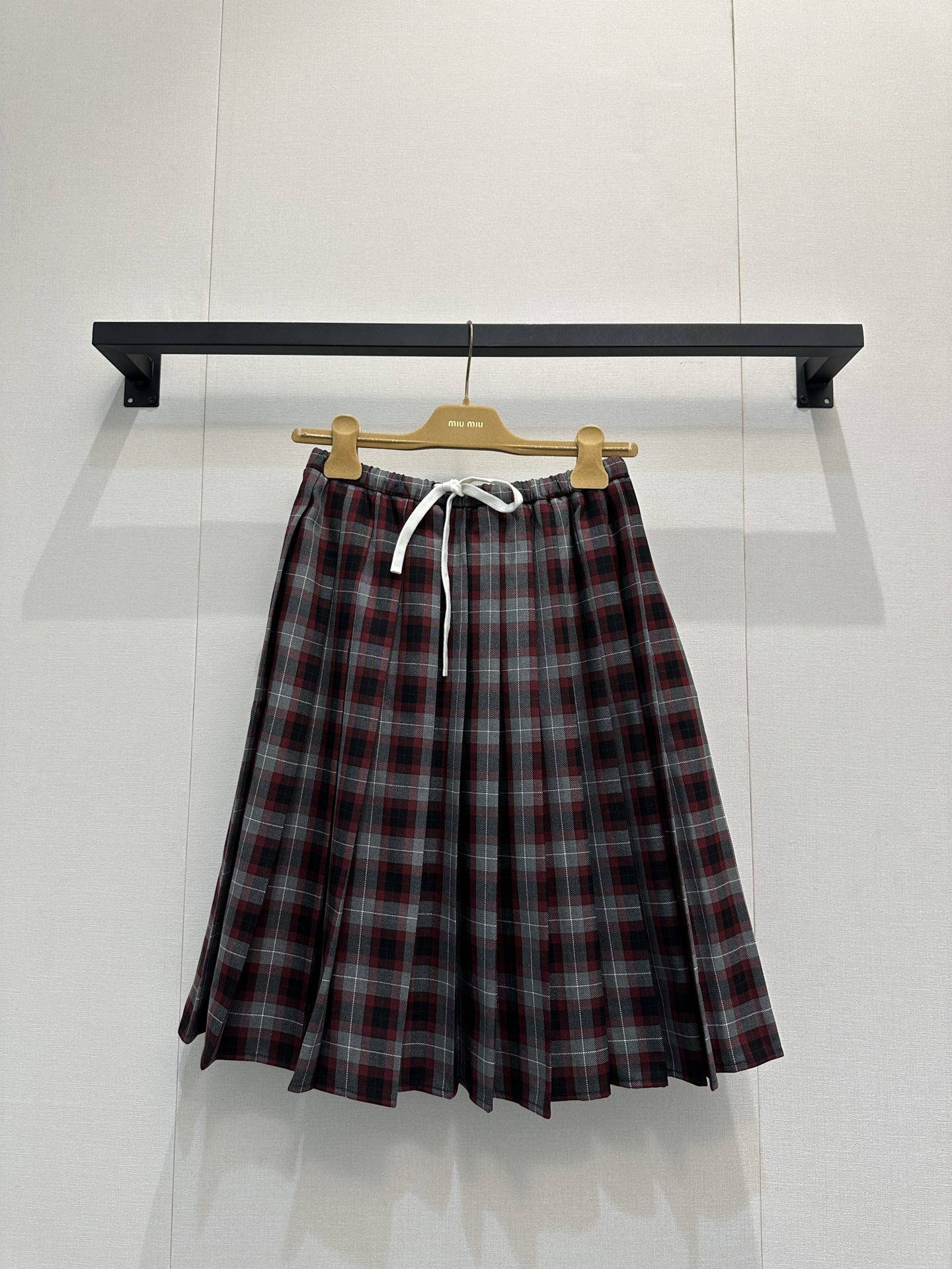 NO:592054,MiuMi* 25Fw new autumn and winter plaid wool short long-sleeved shirt + pleated drawstring skirt set丨originally developed!  High quality production!  Made of mellow wool fabric, the red, gray and black plaid pattern is retro and eye-catching, the classic lapel is paired with metal buttons, and the double breast pocket design adds workwear-like details. The short cut is neat and tall, paired with a pleated skirt made of plaid wool fabric from the same series, and the elastic waistband is matched with a white drawstring, taking into account both comfort and style.  Feeling. The plaid element echoes the shirt, and the length is just right to modify the leg line. It is sweet and cool with a college-style cuteness, easily balancing retro and fashion. Available in stock, S/M/L, large quantities, real shots,, miumiu, skirts, shirts, alexander  wang19860909MiuMi* 25Fw秋冬新款 格纹羊毛短款长袖衬衫+百褶抽绳半裙套装丨原版开发！高版出品！选用质感醇厚的羊毛面料,红灰黑交织的格纹复古又吸睛,经典翻领搭配金属质感纽扣,双胸袋设计增添工装感细节.短款剪裁利落显高,搭配同系列格纹羊毛面料百褶半裙,松紧腰头搭配白色抽绳,兼顾舒适与造型感.格纹元素与衬衫形成呼应,长度恰到好处地修饰腿部线条,甜酷中带着学院风的乖巧,轻松平衡复古与时尚.现货发售S/M/L大货实拍,,miumiu,skirts,shirts,alexander wang,Women's clothing