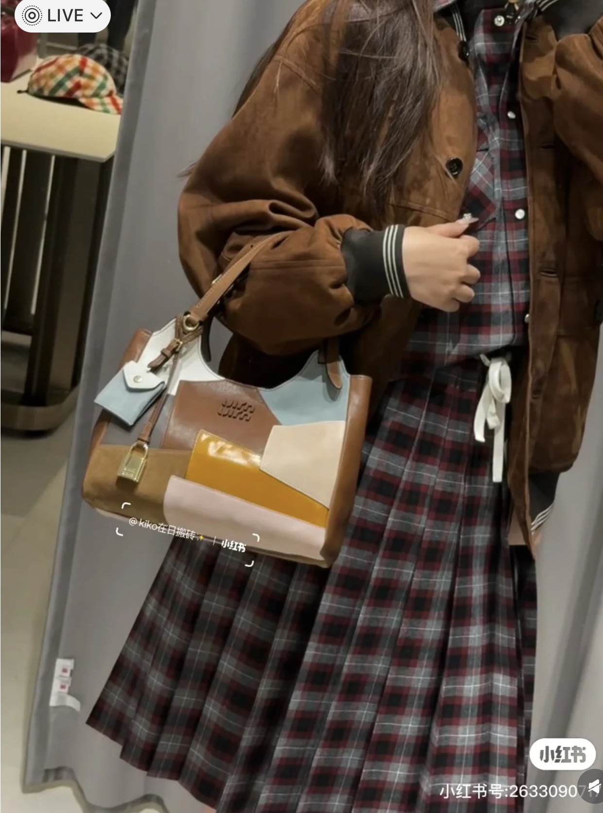 NO:592057,MiuMi* 25Fw new autumn and winter plaid wool short long-sleeved shirt + pleated drawstring skirt set丨originally developed!  High quality production!  Made of mellow wool fabric, the red, gray and black plaid pattern is retro and eye-catching. The classic lapel is paired with metal buttons, and the double breast pocket design adds workwear-like details. The short cut is neat and tall, paired with a pleated skirt made of plaid wool fabric from the same series, and the elastic waistband is matched with a white drawstring, which combines comfort and comfort.  The sense of style. The plaid elements echo the shirt, and the length is just right to modify the leg line. It is sweet and cool with a college-style cuteness, easily balancing retro and fashion. Ready for sale S/M/L,, miumiu, skirts, shirts, alexander  wang19860909MiuMi* 25Fw秋冬新款 格纹羊毛短款长袖衬衫+百褶抽绳半裙套装丨原版开发！高版出品！选用质感醇厚的羊毛面料,红灰黑交织的格纹复古又吸睛,经典翻领搭配金属质感纽扣,双胸袋设计增添工装感细节.短款剪裁利落显高,搭配同系列格纹羊毛面料百褶半裙,松紧腰头搭配白色抽绳,兼顾舒适与造型感.格纹元素与衬衫形成呼应,长度恰到好处地修饰腿部线条,甜酷中带着学院风的乖巧,轻松平衡复古与时尚.现货发售S/M/L,,miumiu,skirts,shirts,alexander wang,Women's clothing