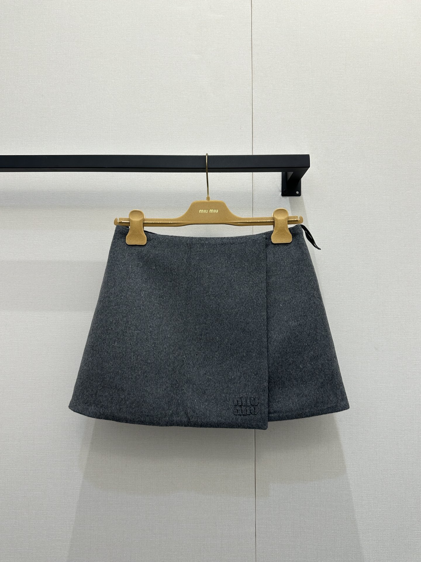 NO:592071,MiuMi* 25FW new autumn and winter style reversible woolen short skirt丨originally developed!  High quality production!  One side is made of high-grade gray-toned wool, and the other side is made of deep navy textured fabric. The same material is designed in two colors, and one piece unlocks two styles. The short skirt + diagonal folded placket design modifies the waist-to-hip ratio while giving it a sweet and girly feel. The curvature of the skirt naturally adapts to a variety of body shapes!  Spot sale S/M/L large quantities of goods, real shots,,miumiu,skirts,alexander wang19860909MiuMi* 25FW秋冬新款 双面穿羊毛呢短款半裙丨原版开发！高版出品！一面是高级灰调羊毛呢,一面是深邃藏青质感面料,同材质双色调设计,一件解锁两种风格；短款裙型+斜向叠襟设计,修饰腰臀比例同时自带轻甜少女感,裙摆弧度自然适配多种身形！现货发售S/M/L大货实拍,,miumiu,skirts,alexander wang,Women's clothing