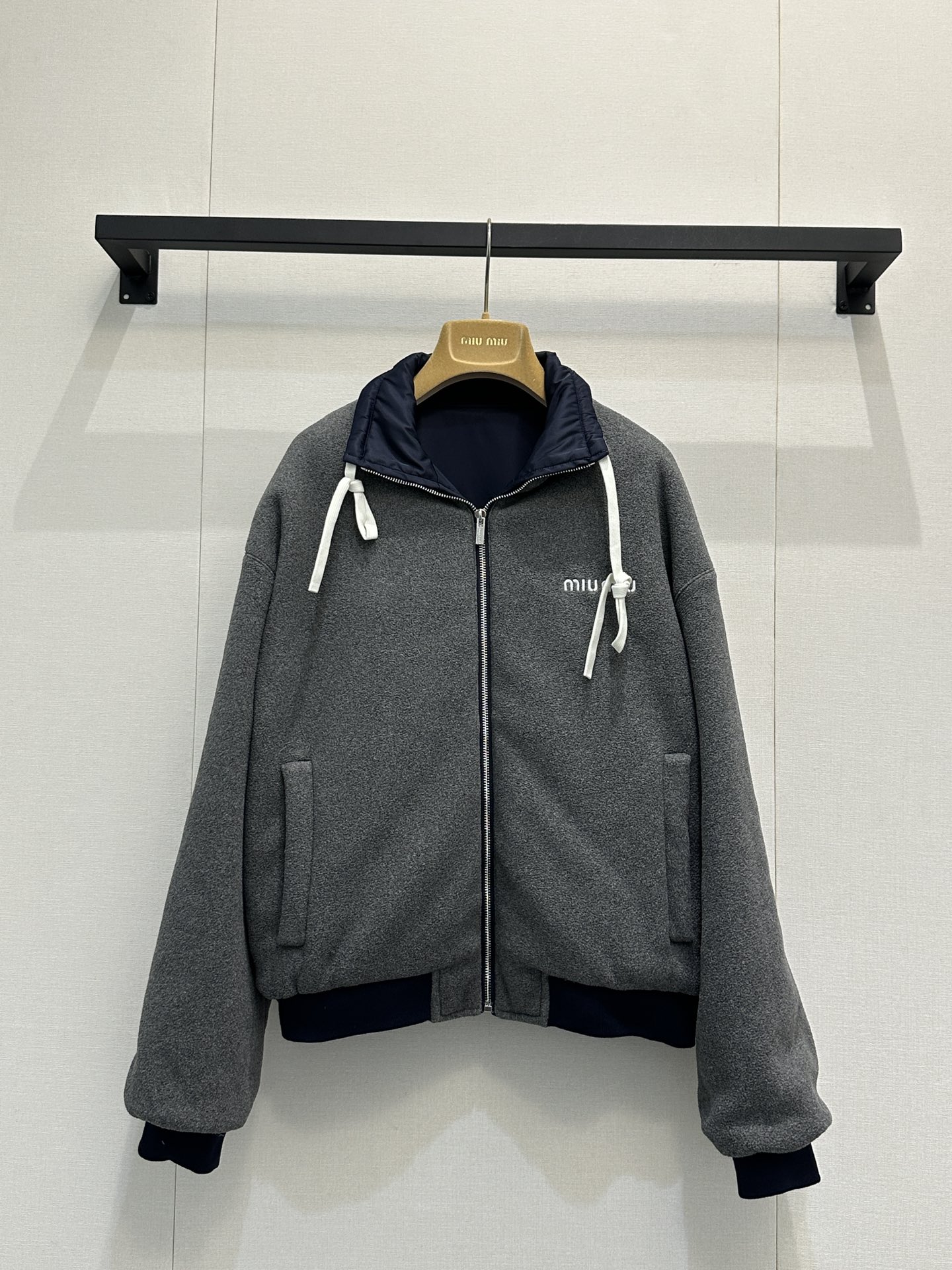 NO:592077,Miumi*25Fw new autumn and winter letter embroidered casual loose reversible lapel jacket丨original development!  High quality production!  With a reversible creative design + iconic letter embroidery, it combines sweet girl's relaxed feeling and cool texture into one single product. The oversize loose version + lapel design, dropped shoulder sleeves weaken the shoulder line, and accommodates various body shapes. It is paired with a drawstring hood to add casualness; it can be paired with a waist-baring inner layer to highlight the lightness; it can be used as a lining under a thick coat in late winter, and the exposed woolen/nylon material can enrich the style. Ready for sale S/M/L Large quantities of real shots  Reversible,,miumiu,versace,jackets & coats,jackets & coats,hats,alexander wang19860909Miumi*25Fw秋冬新款 字母刺绣休闲宽松两面可穿翻领夹克外套丨原版开发！高版出品！以两面可穿的创意设计+标志性字母刺绣,将甜妹松弛感与酷飒质感揉进一件单品,oversize宽松版型+翻领设计,落肩袖弱化肩线,包容各种身形,搭配抽绳帽绳增添随性感；搭配露腰内搭凸显轻盈感；深冬可作为内搭衬于厚外套下,露出的毛呢/尼龙材质都能丰富造型层次.现货发售S/M/L大货实拍 双面穿,,miumiu,versace,jackets & coats,jackets & coats,hats,alexander wang,Women's clothing