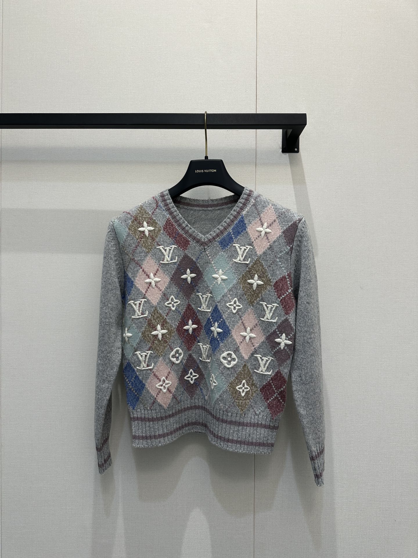 NO:605448,Louis Vuitto* 25Fw latest autumn and winter jacquard pattern long-sleeved V-neck cashmere sweater丨Exclusive high-end version!  It creates a visual dynamic effect on knitting, which increases the fun and fashion sense of the clothes! The versatile version is a must-have!  It’s really hard not to be excited ~ Whether worn alone or layered, it is all YYDS custom-made yarn. The texture is amazing and comfortable to wear close to the body. The details are online. Ready-made S/M/L. Real photos of large quantities. Louis Vuitton, Alexander Wang19860909Louis Vuitto* 25Fw秋冬最新款 提花图案长袖V领羊绒针织衫丨独家高版出品！在针织上创造了一种视觉上的动态效果 增加了衣服的趣味性和时尚感!百搭版型绝绝子！真的很难不让人心动啊～无论单穿还是叠穿都是YYDS定制纱线 质感超赞 舒适感贴身穿着都 细节在线 现货发售S/M/L大货实拍,,louis vuitton,alexander wang,Women's clothing