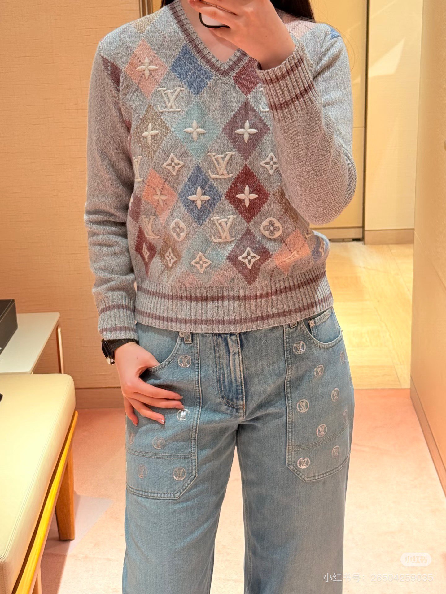 NO:605451,Louis Vuitto* 25Fw latest autumn and winter jacquard pattern long-sleeved V-neck cashmere sweater丨Exclusive high-end version!  It creates a visual dynamic effect on knitting, which increases the fun and fashion sense of the clothes! The versatile version is a must-have!  It’s really hard not to be excited~ Whether worn alone or layered, it is all YYDS custom-made yarn. The texture is amazing and comfortable to wear close to the body. The details are online. Available in stock S/M/L, Louis Vuitton, Alexander Wang19860909Louis Vuitto* 25Fw秋冬最新款 提花图案长袖V领羊绒针织衫丨独家高版出品！在针织上创造了一种视觉上的动态效果 增加了衣服的趣味性和时尚感!百搭版型绝绝子！真的很难不让人心动啊～无论单穿还是叠穿都是YYDS定制纱线 质感超赞 舒适感贴身穿着都 细节在线 现货发售S/M/L,,louis vuitton,alexander wang,Women's clothing