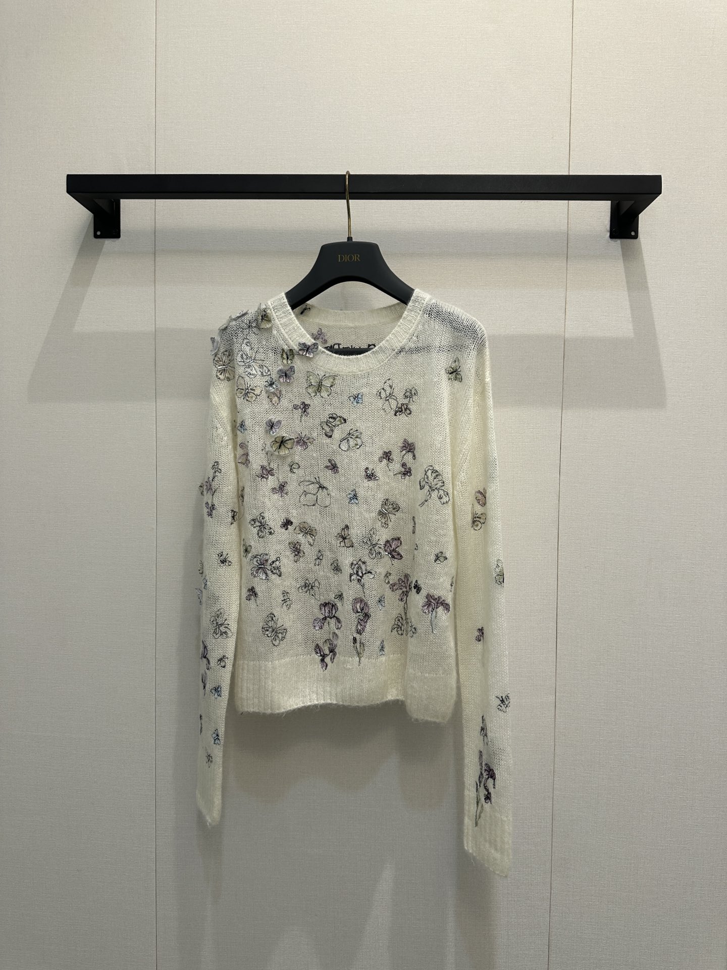 NO:605454,Original purchase and development, counter quality, high version Dior 25 new hollow design butterfly dance knitted sweater. This sweater highlights the multi-color butterfly pattern featured in the series. It is carefully made of white alpaca blended knitted fabric. Regular cut with ribbed trim. Can be matched with various styles in each season to enhance style. SML real shot of large goods, dior, alexander wang19860909原版购入开发 专柜品质 高版本 Dior 25新款镂空设计蝴蝶共舞针织这款针织衫彰显该系列特色的多色蝴蝶图案 采用白色羊驼毛混纺针织面料精心制作常规剪裁搭配罗纹饰边 可与各季节的各式造型搭配提升格调 SML大货实拍,,dior,alexander wang,Women's clothing