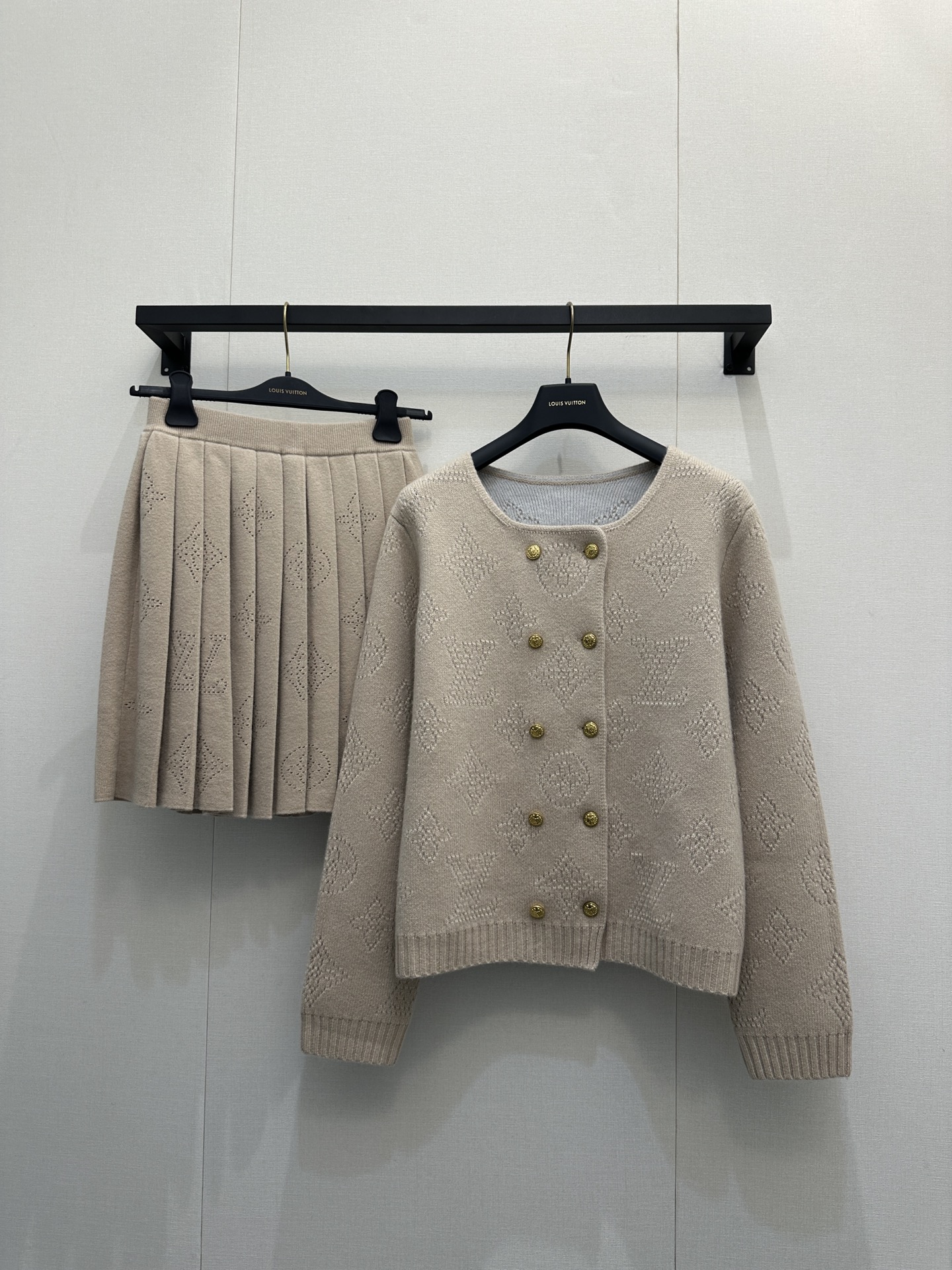 NO:605843,(Coat) Recommended for hot sale, Louis Vuitton’s new product Flight Mode series Monogram flower woven hollow knitted jacket! Swiss machine double weaving heavy industry positioning hollow woven intarsia technology throughout the fashionable and high-end sense! The thick cashmere wool yarn has a great texture! The age-reducing temperament classic version is fashionable and high-end! A must-have for fair and rich women! Don’t pick a person’s upper body and look slim! Highly recommended item!  SML real shots of large products,,louis vuitton,jackets & coats,alexander wang19860909（外套）爆单推荐,Louis Vuitton新品Flight Mode系列 Monogram花夯缕空针织外套!瑞士机双织重工定位缕空嵌花工艺 贯穿时髦高级感!羊绒毛纱线厚实质感超赞!减龄气质经典版型时髦又高级!白富美必入!不挑人上身巨显瘦!强烈推荐单品！SML大货实拍,,louis vuitton,jackets & coats,alexander wang,Women's clothing