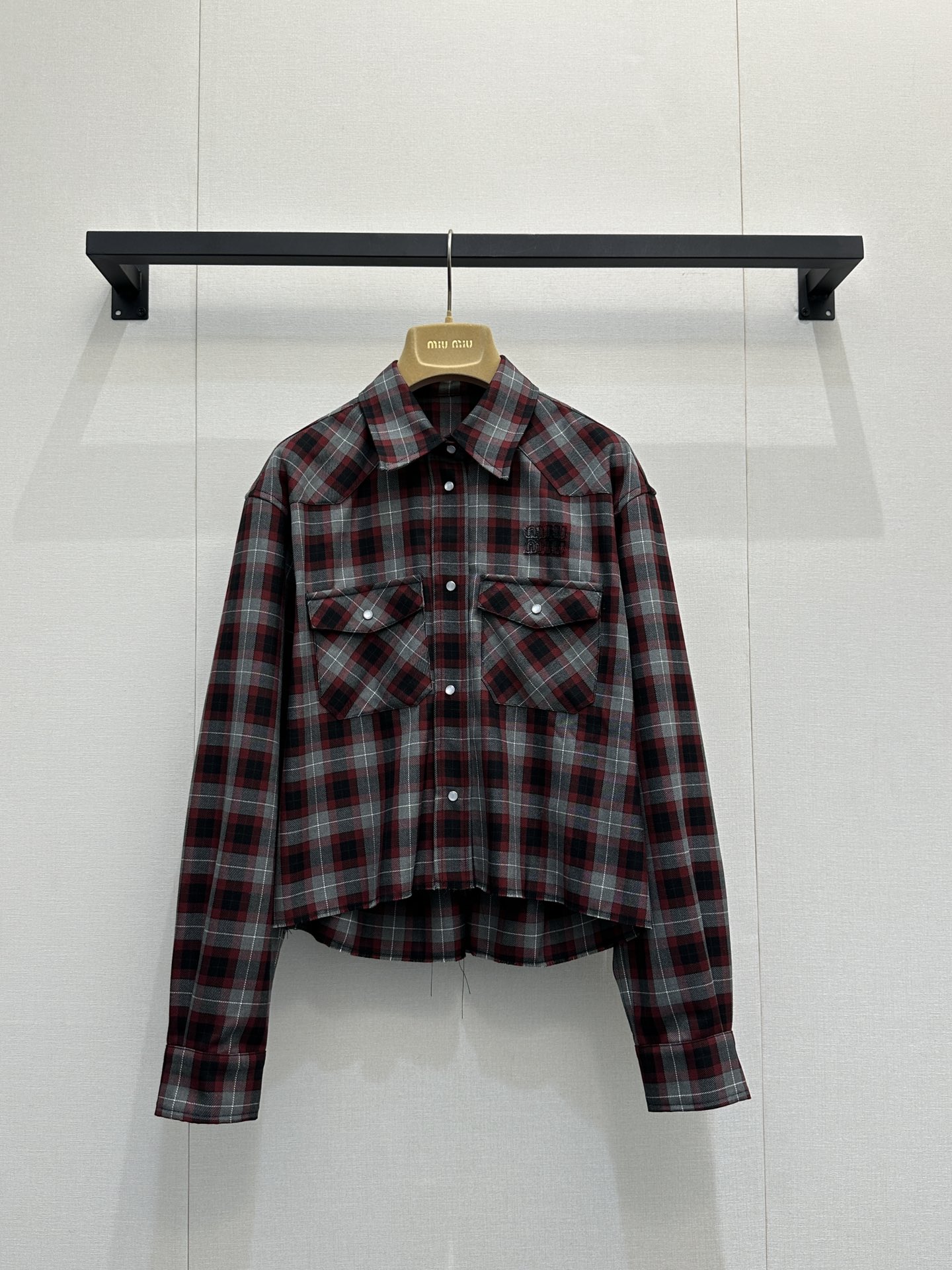 NO:605827,(Shirt) MiuMi* 25Fw new autumn and winter style plaid wool short long-sleeved shirt + pleated drawstring skirt set丨original development of positioning and matching strips!  High quality production!  Made of mellow wool fabric, the red, gray and black plaid pattern is retro and eye-catching, the classic lapel is paired with metal buttons, and the double breast pocket design adds workwear-like details. The short cut is neat and tall, paired with a pleated skirt made of plaid wool fabric from the same series, and the elastic waistband is matched with a white drawstring, taking into account both comfort and style.  Feeling. The plaid element echoes the shirt, and the length is just right to modify the leg line. It is sweet and cool with a college-style cuteness, easily balancing retro and fashion. Available in stock, S/M/L, large quantities, real shots,, miumiu, skirts, shirts, alexander  wang19860909（衬衫） MiuMi* 25Fw秋冬新款 格纹羊毛短款长袖衬衫+百褶抽绳半裙套装丨定位对格对条原版开发！高版出品！选用质感醇厚的羊毛面料,红灰黑交织的格纹复古又吸睛,经典翻领搭配金属质感纽扣,双胸袋设计增添工装感细节.短款剪裁利落显高,搭配同系列格纹羊毛面料百褶半裙,松紧腰头搭配白色抽绳,兼顾舒适与造型感.格纹元素与衬衫形成呼应,长度恰到好处地修饰腿部线条,甜酷中带着学院风的乖巧,轻松平衡复古与时尚.现货发售S/M/L大货实拍,,miumiu,skirts,shirts,alexander wang,Women's clothing