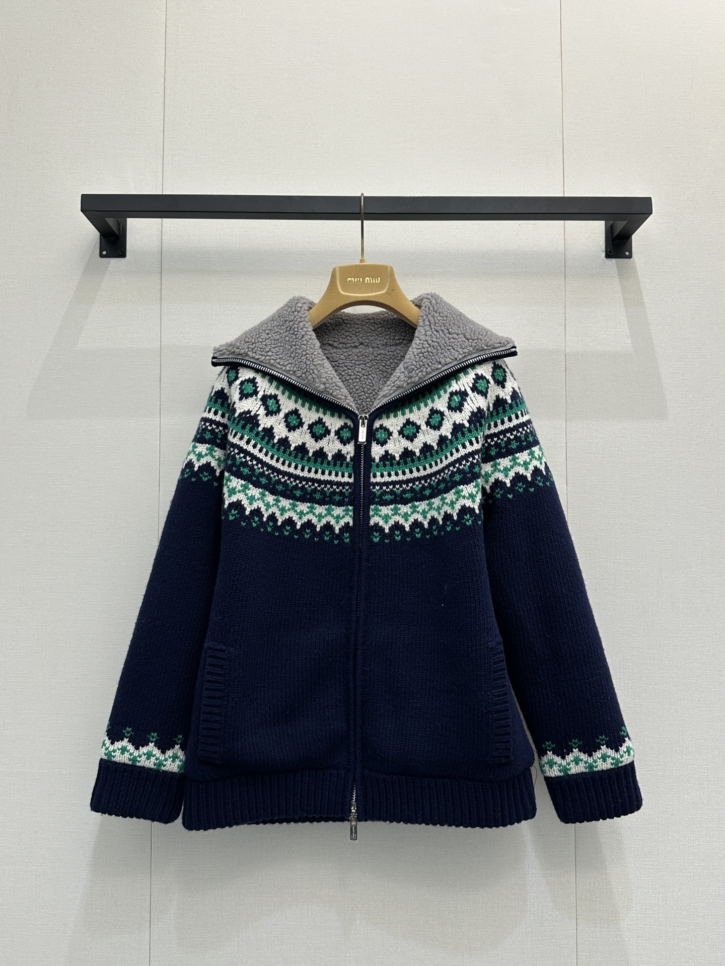 NO:605831,25new Fair Isle jacquard sweater jacket with dark blue main color + white and green English geometric pattern, full of retro atmosphere!  The gray polar fleece lining is super warm, just right for autumn and winter. It is made of exclusively imported yb wool, which is soft and comfortable. The zipper design is easy to put on and take off, and the loose fit is suitable for various body types. Inspired by the traditional Nordic weaving craftsmanship, it can be easily used for daily commuting or vacation, and looks great with jeans or skirts. Limited holiday series, a must-have for fashionistas!  1:1 Awesome version, the latest early autumn items, look out for the exclusive high version SML real shots of large products, skirts, jeans, jackets & coats, sweaters, alexander wang1986090925new费尔岛提花毛衣外套深蓝主色+白绿英格兰几何花纹,复古氛围感拉满！灰色摇粒绒内里超保暖,秋冬穿刚刚好 独家定制进口yb羊毛材质,柔软又舒适,拉链设计方便穿脱,宽松版型适合各种身材.灵感来自北欧传统编织工艺,日常通勤或度假都能轻松驾驭,搭配牛仔裤或裙装都很出彩.限量假日系列,时髦精必入！1:1超赞版型,早秋最新单品,认准独家高版本 SML大货实拍,,skirts,jeans,jackets & coats,sweaters,alexander wang,Women's clothing