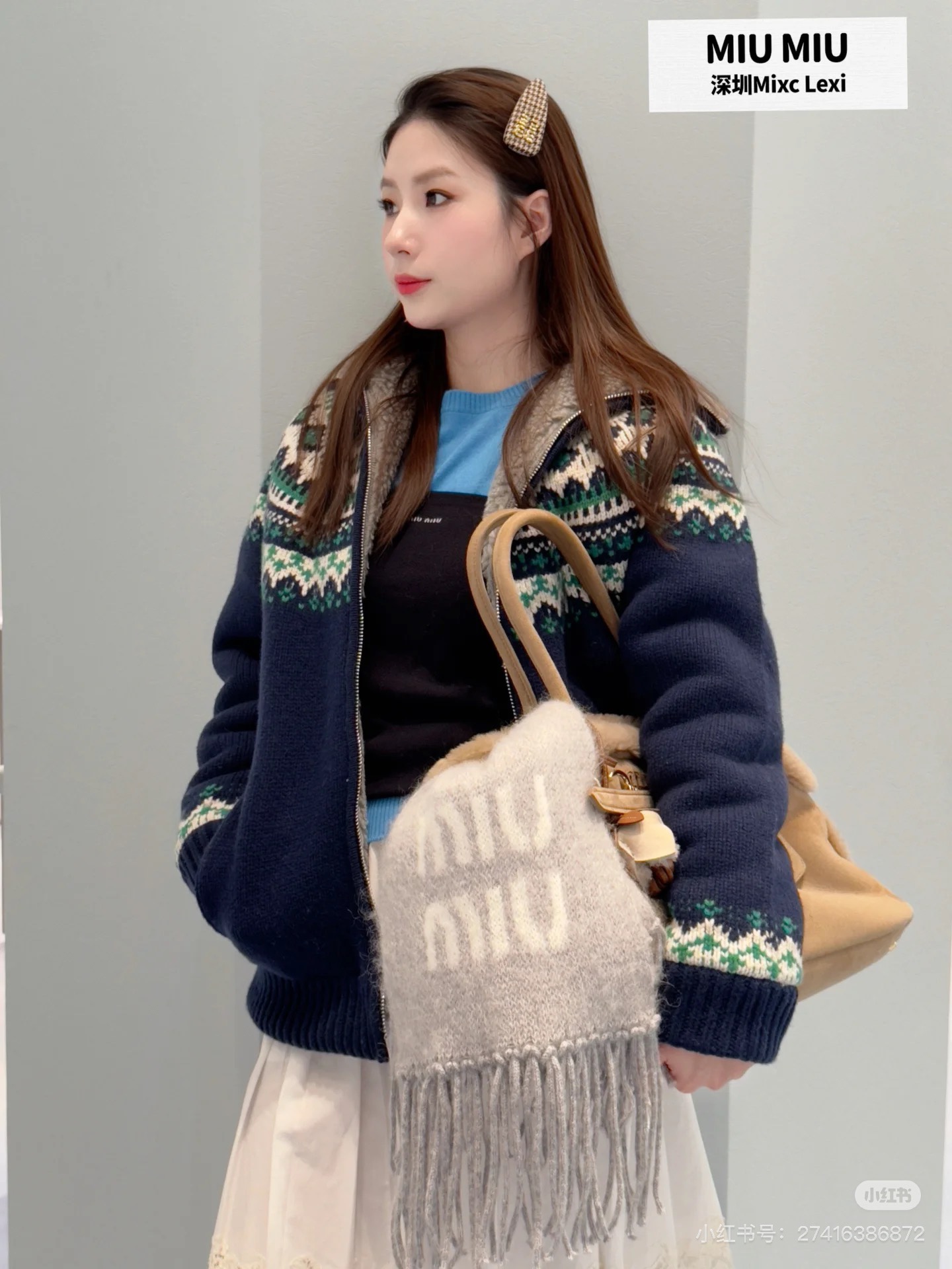 NO:605834,25new Fair Isle jacquard sweater jacket with dark blue main color + white and green English geometric pattern, full of retro atmosphere!  The gray polar fleece lining is super warm, just right for autumn and winter. It is made of exclusively imported yb wool, which is soft and comfortable. The zipper design is easy to put on and take off, and the loose fit is suitable for various body types. Inspired by the traditional Nordic weaving craftsmanship, it can be easily used for daily commuting or vacation, and looks great with jeans or skirts. Limited holiday series, a must-have for fashionistas!  1:1 awesome version, the latest early autumn items, look out for the exclusive high version SML, skirts, jeans, jackets & coats, sweaters, alexander wang1986090925new费尔岛提花毛衣外套深蓝主色+白绿英格兰几何花纹,复古氛围感拉满！灰色摇粒绒内里超保暖,秋冬穿刚刚好 独家定制进口yb羊毛材质,柔软又舒适,拉链设计方便穿脱,宽松版型适合各种身材.灵感来自北欧传统编织工艺,日常通勤或度假都能轻松驾驭,搭配牛仔裤或裙装都很出彩.限量假日系列,时髦精必入！1:1超赞版型,早秋最新单品,认准独家高版本 SML,,skirts,jeans,jackets & coats,sweaters,alexander wang,Women's clothing