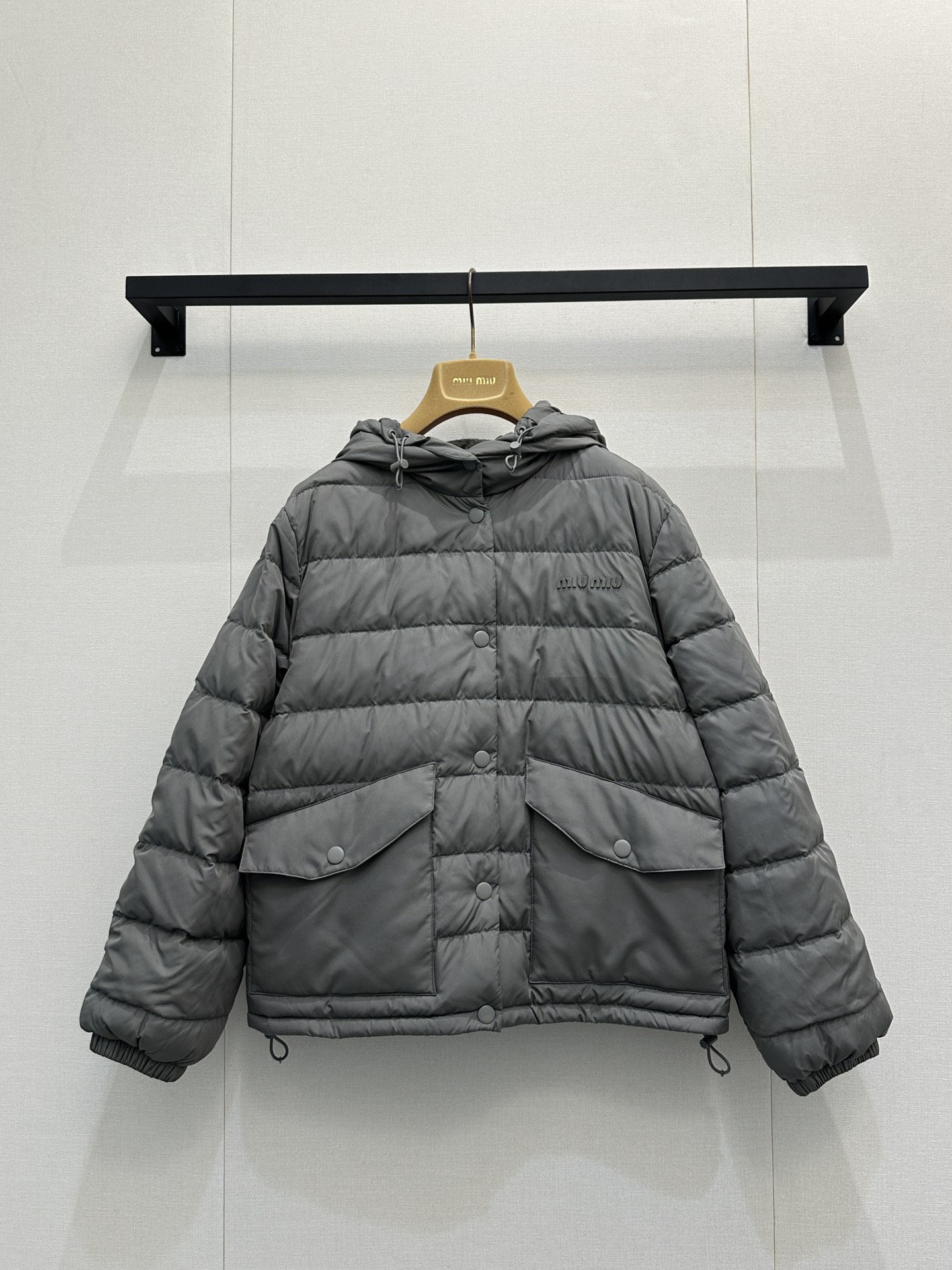 NO:605837,Comes with dust bag Miumi* 25Fw new autumn and winter logo lightweight hooded down jacket丨Original development!  High quality production!  Filled with the new national standard 90 white goose down, the breadstick grids are filled to the brim!  The fillings inside have gone through a strict selection process, and their fluffiness and resilience are extremely superior, and their cold-proof performance is beyond doubt!  The upper body wrapping sex is the absolute best!  Highly recommended!  Spot SML large goods real shots,,miumiu,jackets & coats,down jacket,hats,alexander wang19860909配防尘袋Miumi* 25Fw秋冬新款 徽标轻薄款连帽羽绒服外套丨原版开发！高版出品！填充新国标90白鹅绒,面包条格都被填充的满满当当！内里填充物均经过严格的挑选工序,其蓬松感与与回弹性都极为优越,御寒性能更是毋庸置疑！上身包裹性绝绝子！重磅推荐！现货SML大货实拍,,miumiu,jackets & coats,down jacket,hats,alexander wang,Women's clothing