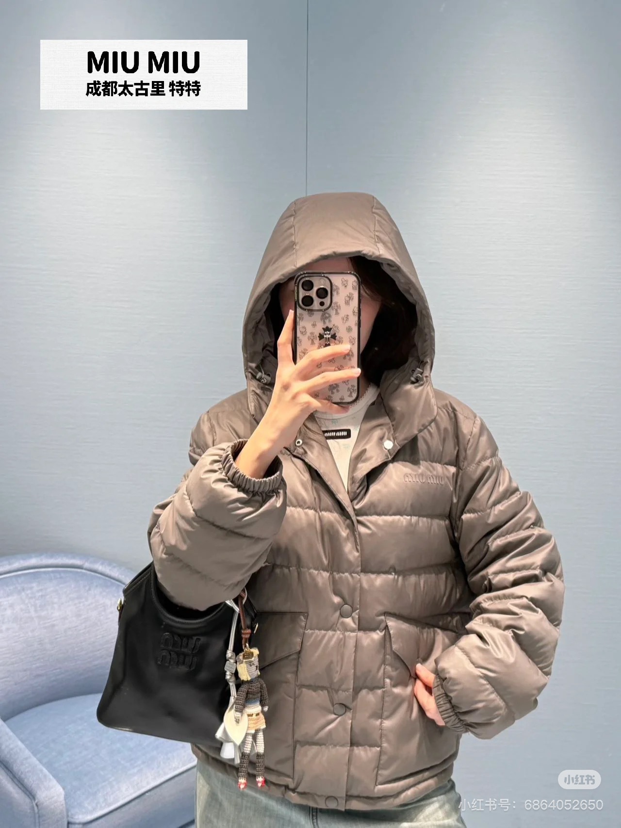 NO:605840,Miumi* 25Fw new autumn and winter logo lightweight hooded down jacket丨originally developed!  High quality production!  Filled with the new national standard 90 white goose down, the breadstick grids are filled to the brim!  The fillings inside have gone through a strict selection process, and their fluffiness and resilience are extremely superior, and their cold-proof performance is beyond doubt!  The upper body wrapping sex is the absolute best!  Highly recommended!  Spot SML,,miumiu,jackets & coats,down jacket,hats,alexander wang19860909Miumi* 25Fw秋冬新款 徽标轻薄款连帽羽绒服外套丨原版开发！高版出品！填充新国标90白鹅绒,面包条格都被填充的满满当当！内里填充物均经过严格的挑选工序,其蓬松感与与回弹性都极为优越,御寒性能更是毋庸置疑！上身包裹性绝绝子！重磅推荐！现货SML,,miumiu,jackets & coats,down jacket,hats,alexander wang,Women's clothing