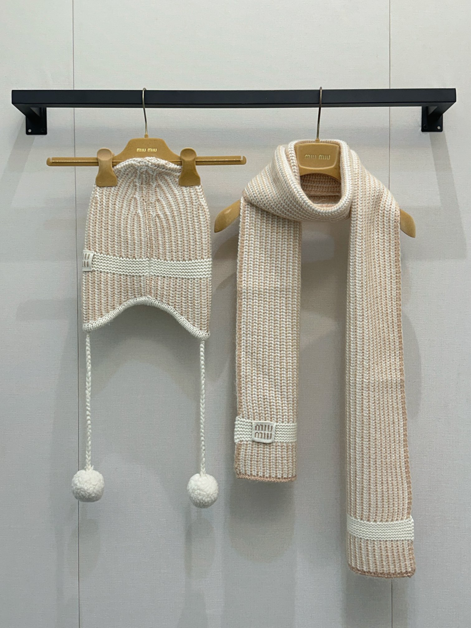 NO:607331,(Scarf) Miu Miu woven scarf is designed in two colors of off-white and light khaki. It is a soft knitted fabric that is comfortable and warm to wear. It has improved durability and is suitable for daily matching with various clothes. The brand logo is sewn with exquisite details, showing the fashionable texture of Miu Miu. It can be easily controlled in both casual and formal occasions, adding elegance. Real shots of large quantities on sale, miumiu, alexander wang19860909（围巾）Miu Miu编织围巾采用米白与浅卡其双色设计,柔软针织面料,穿着舒适又保暖.耐用性提升,适合日常搭配各种衣服品牌标识缝在细节精致,展现Miu Miu的时尚质感.无论休闲还是正式场合,都能轻松驾驭,增添优雅气质,现货发售大货实拍,,miumiu,alexander wang,Women's clothing