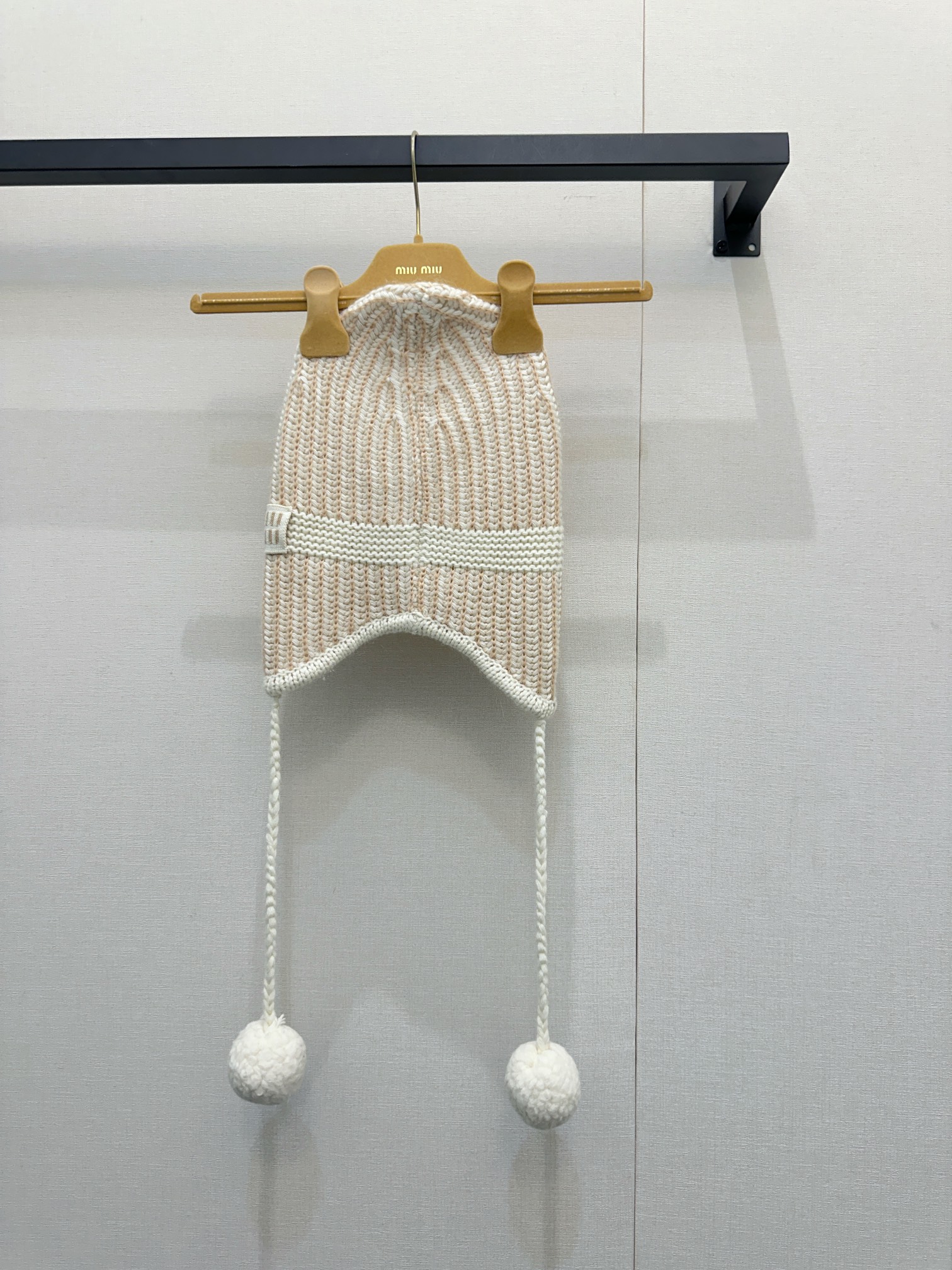 NO:607342,(Hat) Miu Miu's off-white knitted beanie is soft and comfortable, and the vertical stripe design is super layered! The fur ball pendants on both sides are very playful, and the brand woven logo is embellished on the front, which is perfect for recognition. It is warm and fashionable in autumn and winter. It goes well with coats or casual wear, and easily improves the sophistication of your outfit~ Real photos of large quantities of goods on sale now,, miumiu, hats, alexander wang19860909（帽子）Miu Miu这款米白色针织毛线帽,柔软舒适,竖条纹设计超有层次感!两侧毛球吊坠超俏皮,正面还有品牌织标点缀,辨识度满分计.秋冬季节保暖又时髦,搭配大衣或休闲装都很出彩,轻松提升穿搭精致度~ 现货发售大货实拍,,miumiu,hats,alexander wang,Women's clothing
