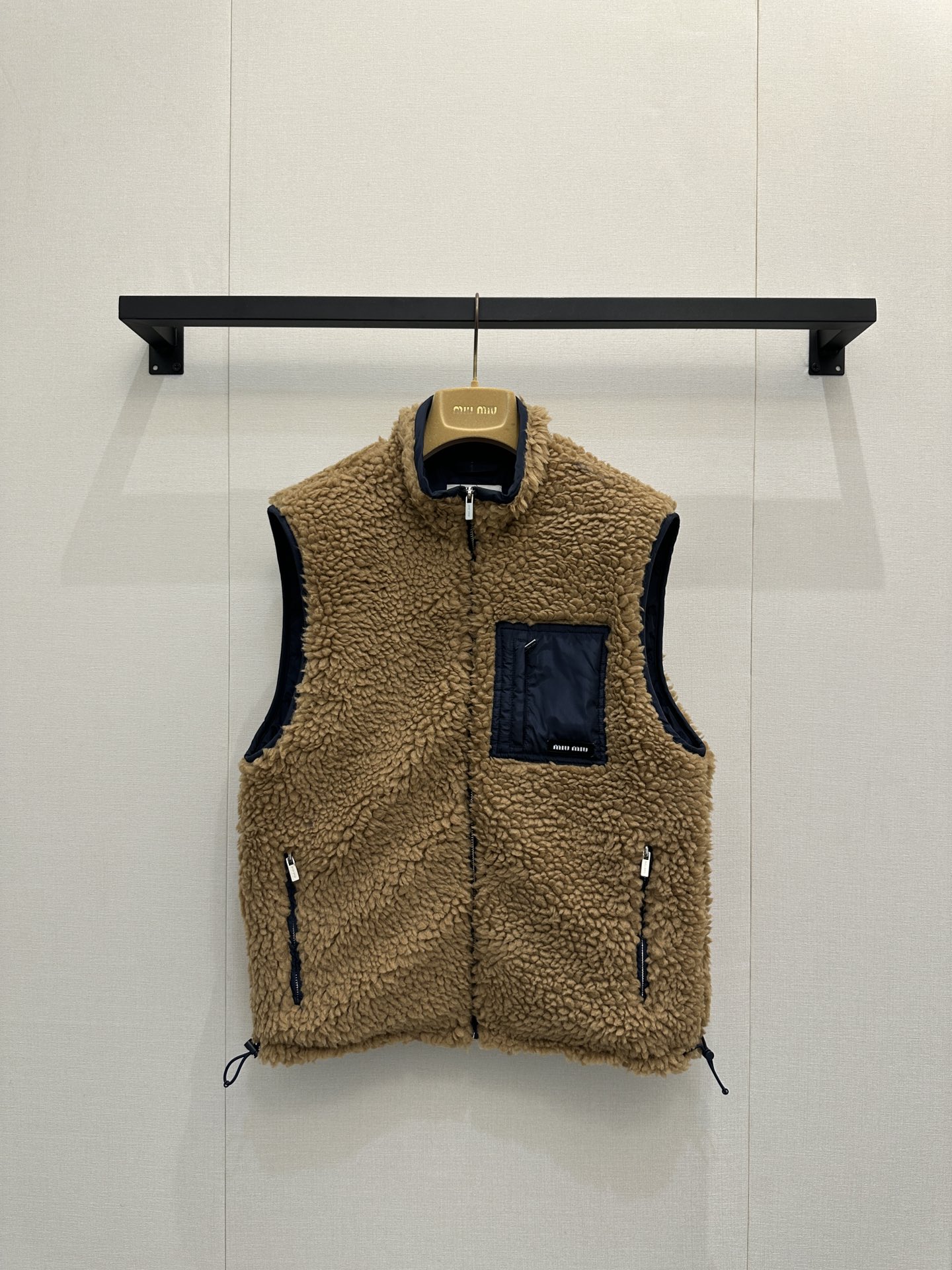 NO:607298,Comes with dust bag Miu Mi* 25FW new autumn and winter Teddy down vest丨originally developed!  High quality production!  The outer layer is made of fluffy teddy velvet, with a caramel brown texture that has a warm atmosphere and is soft and healing to the skin. The interior is filled with down, which is lightweight but keeps the temperature. The black nylon stand-up collar and patch pockets neutralize the sweetness of the teddy velvet and inject a sense of functional coolness. It has the healing softness of teddy velvet and the warmth-locking power of down. When you put it on, you can directly feel the warmth and texture of layering in autumn and winter. Ready for sale S/M/L, real shot of large quantities, miumiu, down  jacket,alexander wang19860909配防尘袋 Miu Mi* 25FW秋冬新款 泰迪羽绒马甲丨原版开发！高版出品！外层是蓬松泰迪绒,焦糖棕肌理自带暖调氛围,触肤软绵治愈；内里填充羽绒,轻量却锁温,黑色尼龙立领、贴袋,中和泰迪绒的甜腻,注入机能酷感；既有泰迪绒的治愈软糯,又有羽绒的锁温实力,穿上它,秋冬叠穿的温暖与质感直接拉满.现货发售S/M/L大货实拍,,miumiu,down jacket,alexander wang,Women's clothing