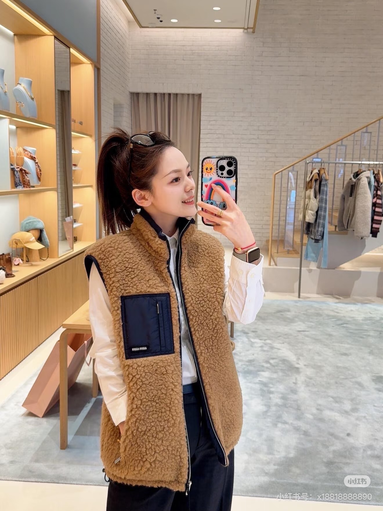 NO:607304,Miu Mi* 25FW new autumn and winter Teddy down vest丨originally developed!  High quality production!  The outer layer is made of fluffy teddy velvet. The caramel brown texture has a warm atmosphere and is soft and healing when touching the skin. The interior is filled with down, which is lightweight but keeps the temperature. The black nylon stand-up collar and patch pockets neutralize the sweetness of teddy velvet and inject functional coolness. It has both the healing softness of teddy velvet and the warmth-locking strength of down. Wearing it, you can directly feel the warmth and texture of autumn and winter layering. Ready for sale S/M/L,,miumiu,down  jacket,alexander wang19860909Miu Mi* 25FW秋冬新款 泰迪羽绒马甲丨原版开发！高版出品！外层是蓬松泰迪绒,焦糖棕肌理自带暖调氛围,触肤软绵治愈；内里填充羽绒,轻量却锁温,黑色尼龙立领、贴袋,中和泰迪绒的甜腻,注入机能酷感；既有泰迪绒的治愈软糯,又有羽绒的锁温实力,穿上它,秋冬叠穿的温暖与质感直接拉满.现货发售S/M/L,,miumiu,down jacket,alexander wang,Women's clothing