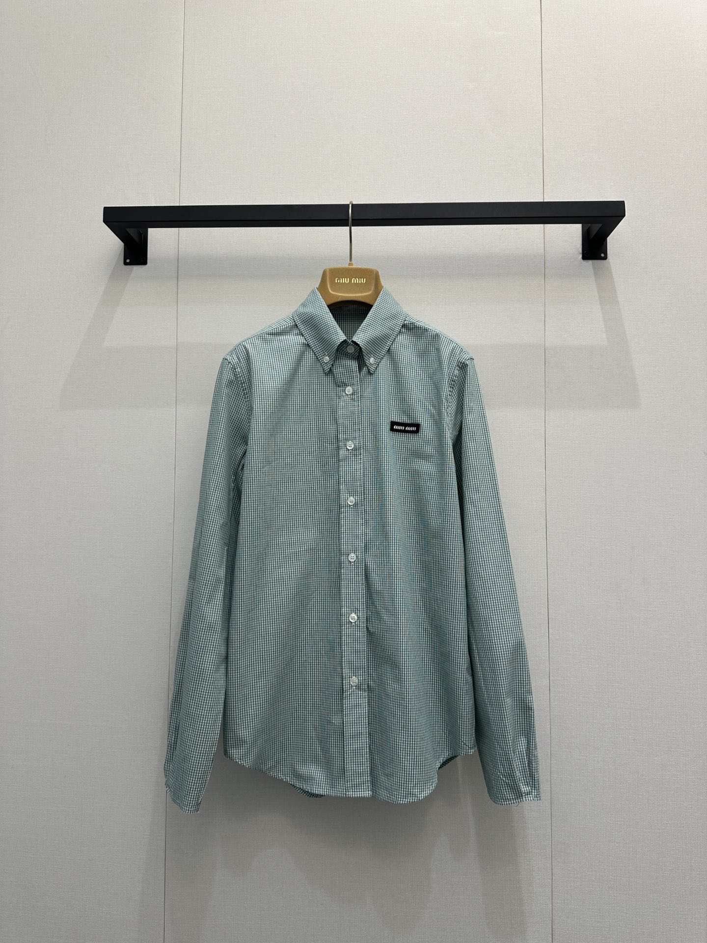 NO:607310,MiuMi* 26FW spring and autumn new poplin texture plaid long-sleeved shirt丨originally developed!  High quality production!  Delicate poplin fabric, with soft matte luster, close to the skin, breathable and crisp; mint green small plaid color matching, just right to neutralize the dullness of autumn and winter, refreshing and high-end~ The black label logo is a low-key brand design, and the raw edge details on the cuffs add a bit of sweetness and casual sex; worn alone is a cool commuting style, layered with a sweater/jacket is a perfect layering for autumn and winter~ Ready-made S/M/L large goods, real shots,, miumiu, jackets  & coats,sweaters,shirts,alexander wang19860909MiuMi* 26FW春秋新款 府绸质感格纹长袖衬衫丨原版开发！高版出品！细腻府绸面料,自带柔雾哑光光泽,贴肤透气还挺括有型；薄荷绿小格纹配色,把秋冬的沉闷中和得刚好,清爽又高级~黑标logo是低调的品牌小心机,袖口的毛边细节又添了点甜酷随性感；单穿是清冷通勤风,叠穿毛衣/外套就是层次满分的秋冬内搭~现货发售S/M/L大货实拍,,miumiu,jackets & coats,sweaters,shirts,alexander wang,Women's clothing