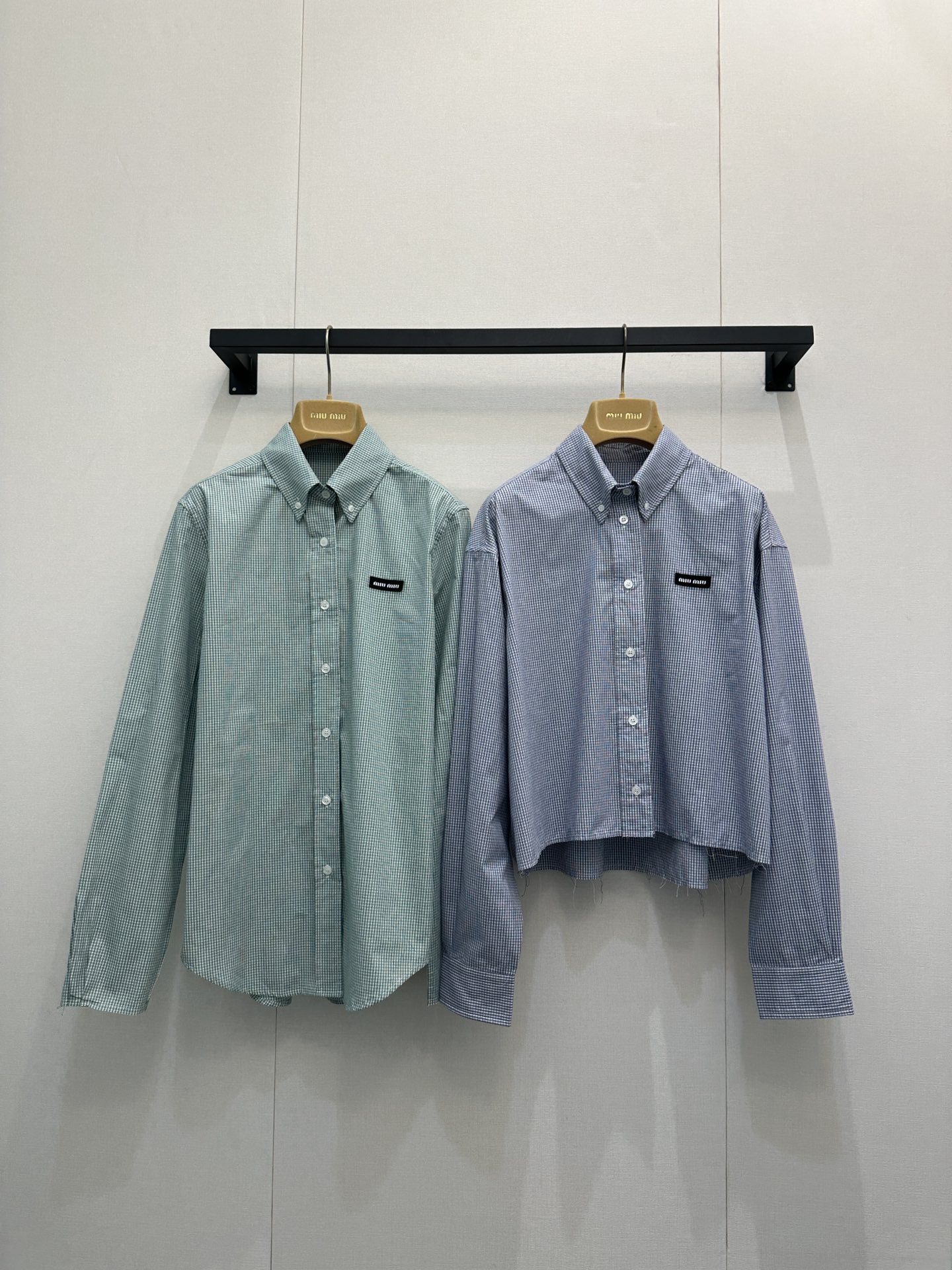 NO:607322,Miu Mi* 26FW spring and autumn new light blue plaid short long-sleeved shirt丨originally developed!  High quality production!  The custom-made delicate poplin fabric has a soft matte feel, which is close to the skin, breathable and crisp; the black label is a low-key brand, and the rough edges of the cuffs add a bit of sweetness, coolness and sexiness; the light blue small plaid color is like wearing a 'clear autumn sky' on the body, refreshing and not dull, with a cool and high-end feeling ~ Ready-made S/M/L large quantities of real shots, miumiu, shirts, alexander wang19860909Miu Mi* 26FW春秋新款 浅蓝格纹短款长袖衬衫丨原版开发！高版出品！定制细腻府绸面料自带柔雾哑光感,贴肤透气又挺括；黑标是低调的品牌小心机,袖口毛边添了点甜酷随性感；浅蓝小格纹配色像把“秋日晴空”穿在身上,清爽不沉闷,自带清冷高级感~现货发售S/M/L大货实拍,,miumiu,shirts,alexander wang,Women's clothing