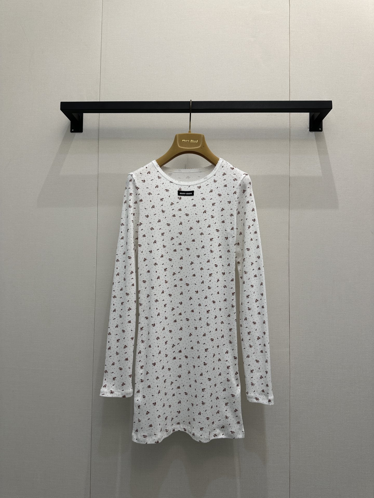 NO:607333,Miumi* 25FW Early Autumn New Logo Floral Long T-shirt Dress!  Customized original fabrics and original development!  High quality production!  The milky white background is lined with brown-tone mini floral prints. The fine floral patterns have a soft and cute girly feel. The close-fitting version naturally outlines the body curve. The neckline is decorated with a mini brand logo webbing, which reveals the sweet and cool gene in a low-key manner. The lace design on the neckline adds a soft element. Ready for sale S/M/L, large quantities of real shots, miumiu, skirts, tees, t-shirt, alexander wang19860909Miumi* 25FW早秋新款 徽标碎花长款T恤裙！定制原版面料原版开发！高版出品！奶白底色衬以棕调迷你碎花印花,细碎图案自带软萌少女感,贴身版型自然勾勒身形曲线,领口处缀以迷你品牌徽标织带,低调中透出甜酷基因,领口蕾丝边设计更添柔美元素.现货发售S/M/L大货实拍,,miumiu,skirts,tees，t-shirt,alexander wang,Women's clothing