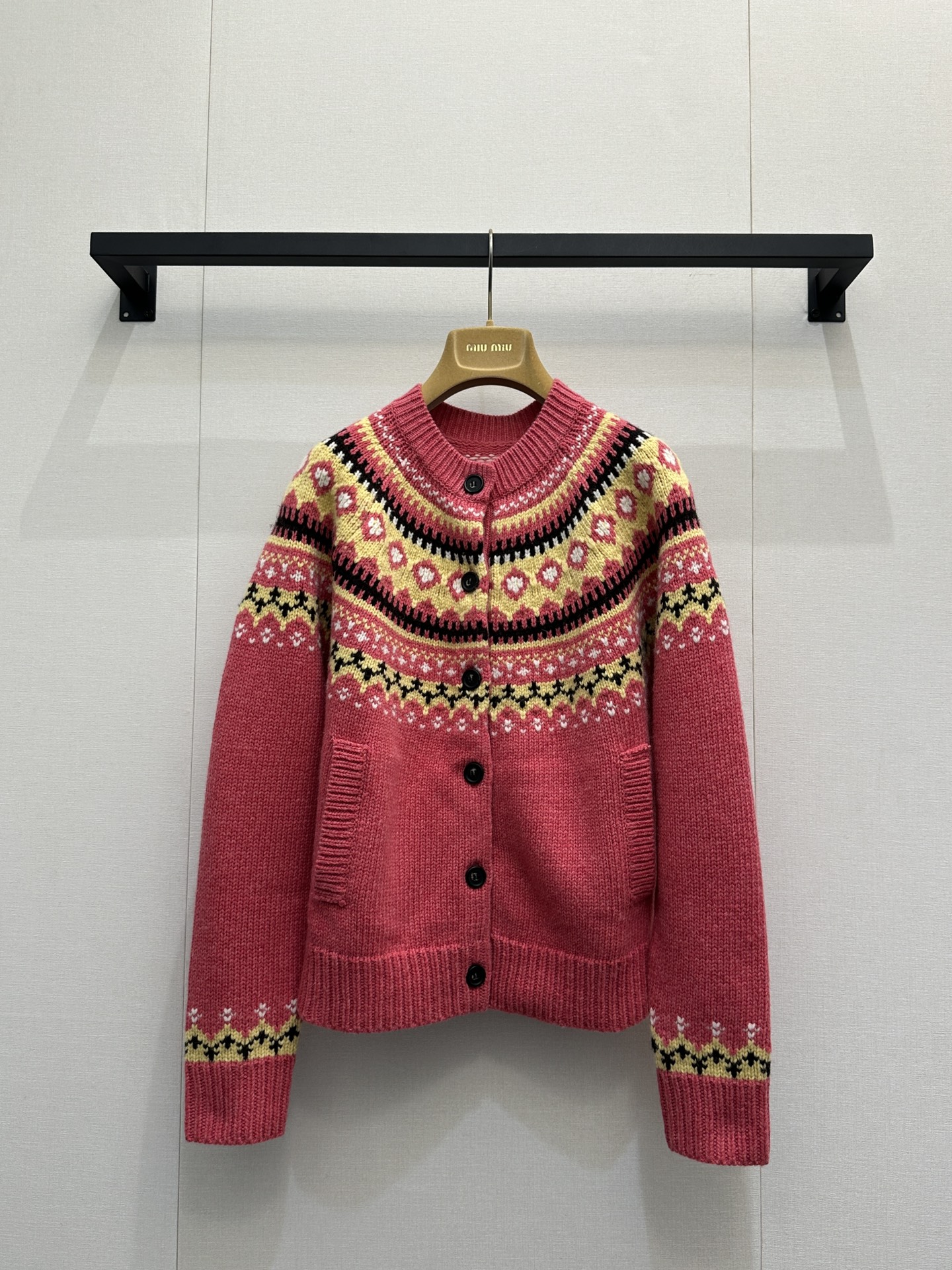 NO:608237,MiuMi* 25FW new autumn and winter wool Fair Isle jacquard knitted cardigan丨originally developed!  High quality production!  Sheep wool knitted fabric has a soft but fluffy texture that is warm and waxy against the skin. The slightly loose fit + round neck design hides the flesh and highlights the lines of the shoulders and neck. The classic Nordic geometric jacquard hits the eye-catching rose pink, adding a sweet girl flavor to the retro feel. The logo woven label on the back is a low-key and exquisite mark, which makes you look noble at a glance. The retro and sweet 'atmosphere cheat' can wear Nordic fairy tales on your body!  Spot sale S/M/L large quantity real shot,,miumiu,alexander wang19860909MiuMi* 25FW秋冬新款 羊毛费尔岛提花针织开衫丨原版开发！高版出品！绵羊毛针织,软而不塌的蓬松肌理,贴肤暖糯不扎；微宽松版型+圆领设计,藏肉又能衬出肩颈线条,经典北欧几何提花撞上亮眼玫粉,复古感里揉进甜妹气息,后背的logo织标是低调的精致标识,一眼显贵.复古甜酷的“氛围作弊器”,把北欧童话穿在身上！现货发售S/M/L大货实拍,,miumiu,alexander wang,Women's clothing