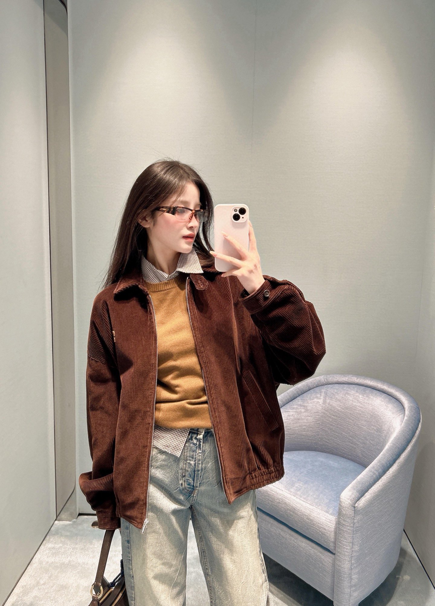 NO:608273,MiuMi* 25Fw new autumn and winter retro caramel brown corduroy zipper jacket originally developed!  High quality production!  The soft and waxy wide corduroy has a suede luster and feels gentle and warm against the skin in autumn. The silhouette is tailored to create a casual and relaxed atmosphere. The pleated details on the collar and cuffs add a bit of girlish playfulness. The three-dimensional logo on the left chest  The logo is a low-key and exquisite footnote, and the zipper placket is suitable for various inner layerings. I recommend this season’s caramel brown jacket, which combines laziness and elegance into daily life. Ready for sale S/M/L,, miumiu, jackets  & coats,jackets & coats,alexander wang19860909MiuMi* 25Fw秋冬新款 复古焦糖棕灯芯绒拉链夹克外套原版开发！高版出品！软糯的宽条灯芯绒自带绒面光泽,贴肤是秋日里的温柔暖意,廓形剪裁裹出随性松弛的氛围,领口、袖口的细节收褶又添了几分少女感的俏皮.左胸的立体logo标识是低调的精致注脚,拉链开襟适配各种内搭叠穿.推荐本季这件焦糖棕夹克,把慵懒与贵气揉成了日常.现货发售S/M/L,,miumiu,jackets & coats,jackets & coats,alexander wang,Women's clothing