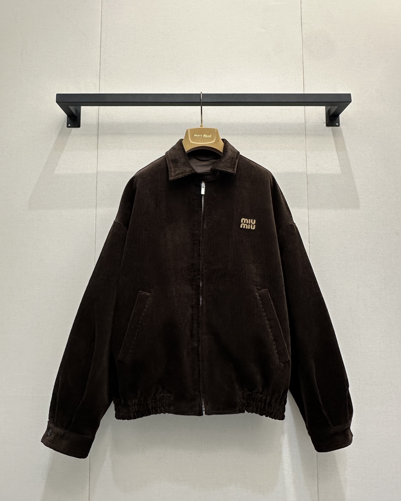 NO:608268,MiuMi* 25Fw new autumn and winter retro caramel brown corduroy zipper jacket originally developed!  High quality production!  The soft and waxy wide-strip corduroy has a suede luster and feels gentle and warm against the skin in autumn. The silhouette is tailored to create a casual and relaxed atmosphere. The pleated details on the collar and cuffs add a bit of girlish playfulness. The three-dimensional logo on the left chest  It is a low-key and exquisite footnote. The zipper placket is suitable for various inner layerings. I recommend this caramel brown jacket this season, which combines laziness and elegance into daily life. Ready-made S/M/L large goods, real shots, miumiu, jackets  & coats,jackets & coats,alexander wang19860909MiuMi* 25Fw秋冬新款 复古焦糖棕灯芯绒拉链夹克外套原版开发！高版出品！软糯的宽条灯芯绒自带绒面光泽,贴肤是秋日里的温柔暖意,廓形剪裁裹出随性松弛的氛围,领口、袖口的细节收褶又添了几分少女感的俏皮.左胸的立体logo标识是低调的精致注脚,拉链开襟适配各种内搭叠穿.推荐本季这件焦糖棕夹克,把慵懒与贵气揉成了日常.现货发售S/M/L大货实拍,,miumiu,jackets & coats,jackets & coats,alexander wang,Women's clothing