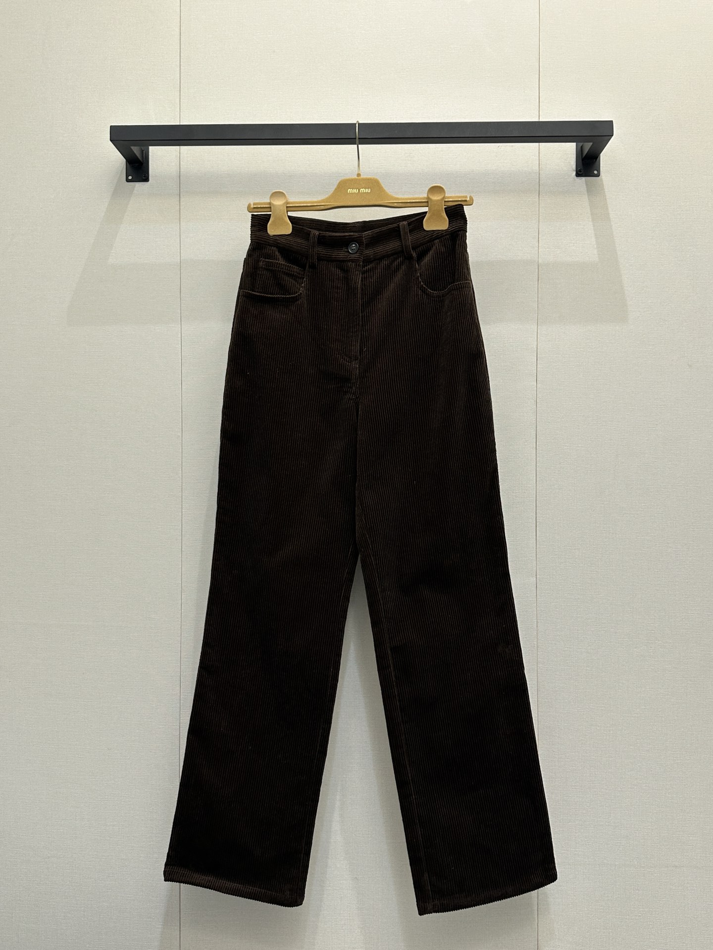 NO:608258,(Pants) MiuMi* 25Fw new autumn and winter retro caramel brown corduroy straight trousers | Original development!  High quality production!  The soft and waxy corduroy has its own warm filter. The vertical texture hangs smoothly without being bloated. The caramel brown tone brings a sense of relaxation in autumn and winter. The high-waisted straight leg + slightly wide trouser legs can hide the flesh and slim the legs. It can easily cover the wide hips and thick legs. The logo embroidery on the back waist pocket is the finishing touch, low-key and flamboyant; the metal buttons + diagonal pockets are practical and exquisite!  Spot sale S/M/L large quantity real shot,,miumiu,alexander wang19860909（裤子）MiuMi* 25Fw秋冬新款 复古焦糖棕灯芯绒直筒长裤丨原版开发！高版出品！软糯灯芯绒自带温暖滤镜,竖向纹理顺垂不臃肿,焦糖棕调自带秋冬松弛感,高腰直筒+微阔裤脚,藏肉还能拉腿型,胯宽腿粗都能轻松遮,后腰口袋的logo刺绣是点睛之笔,低调又显牌面；金属纽扣+斜插口袋,实用又精致！现货发售S/M/L大货实拍,,miumiu,alexander wang,Women's clothing