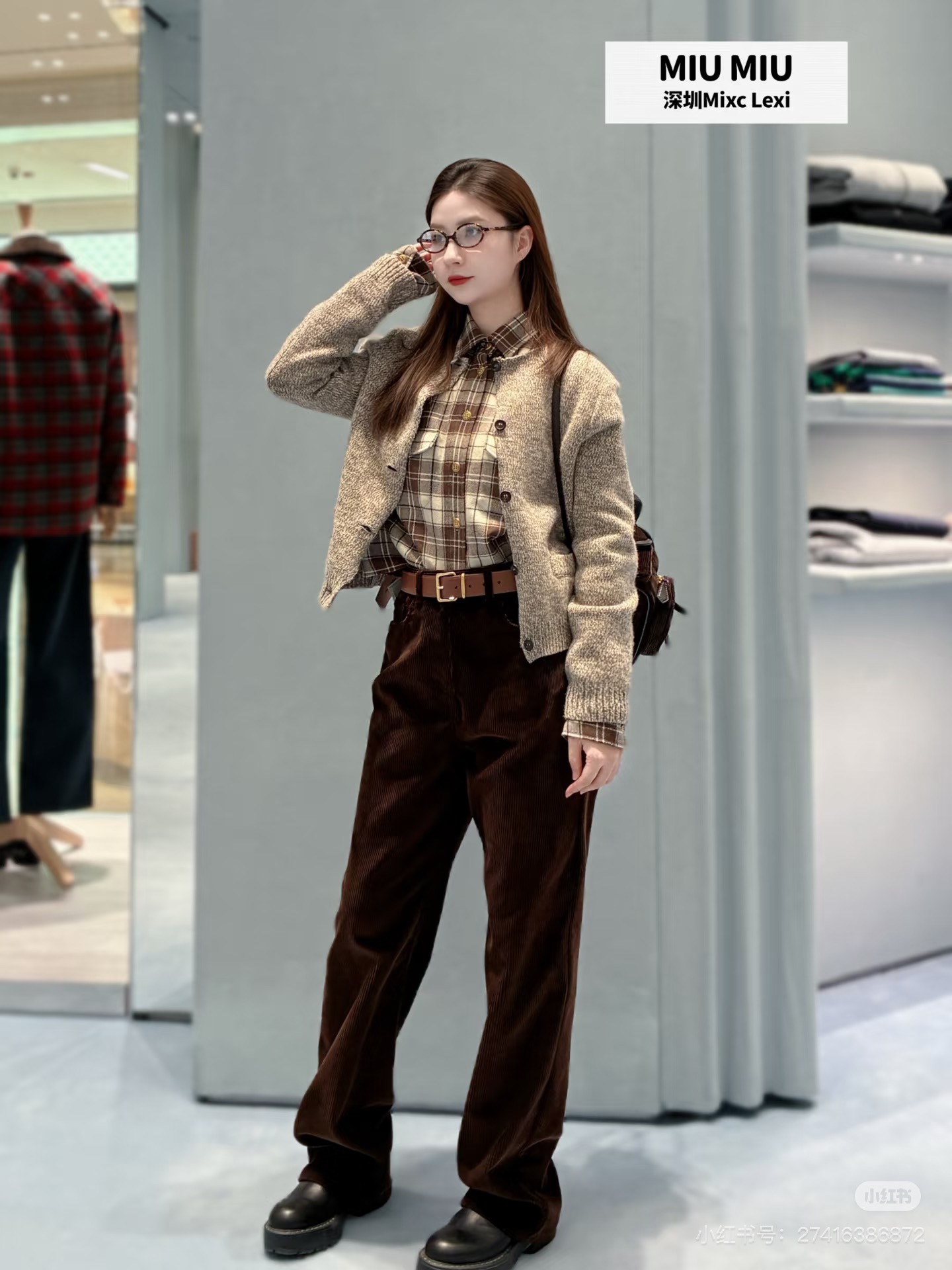 NO:608263,(Pants) MiuMi* 25Fw new autumn and winter retro caramel brown corduroy straight trousers | Original development!  High quality production!  The soft and waxy corduroy has its own warm filter. The vertical texture hangs smoothly without being bloated. The caramel brown tone brings a sense of relaxation in autumn and winter. The high-waisted straight leg + slightly wide trouser legs can hide the flesh and slim the legs. It can easily cover the wide hips and thick legs. The logo embroidery on the back waist pocket is the finishing touch, low-key and flamboyant; the metal buttons + diagonal pockets are practical and exquisite!  Available in stock S/M/L,,miumiu,alexander wang19860909（裤子）MiuMi* 25Fw秋冬新款 复古焦糖棕灯芯绒直筒长裤丨原版开发！高版出品！软糯灯芯绒自带温暖滤镜,竖向纹理顺垂不臃肿,焦糖棕调自带秋冬松弛感,高腰直筒+微阔裤脚,藏肉还能拉腿型,胯宽腿粗都能轻松遮,后腰口袋的logo刺绣是点睛之笔,低调又显牌面；金属纽扣+斜插口袋,实用又精致！现货发售S/M/L,,miumiu,alexander wang,Women's clothing