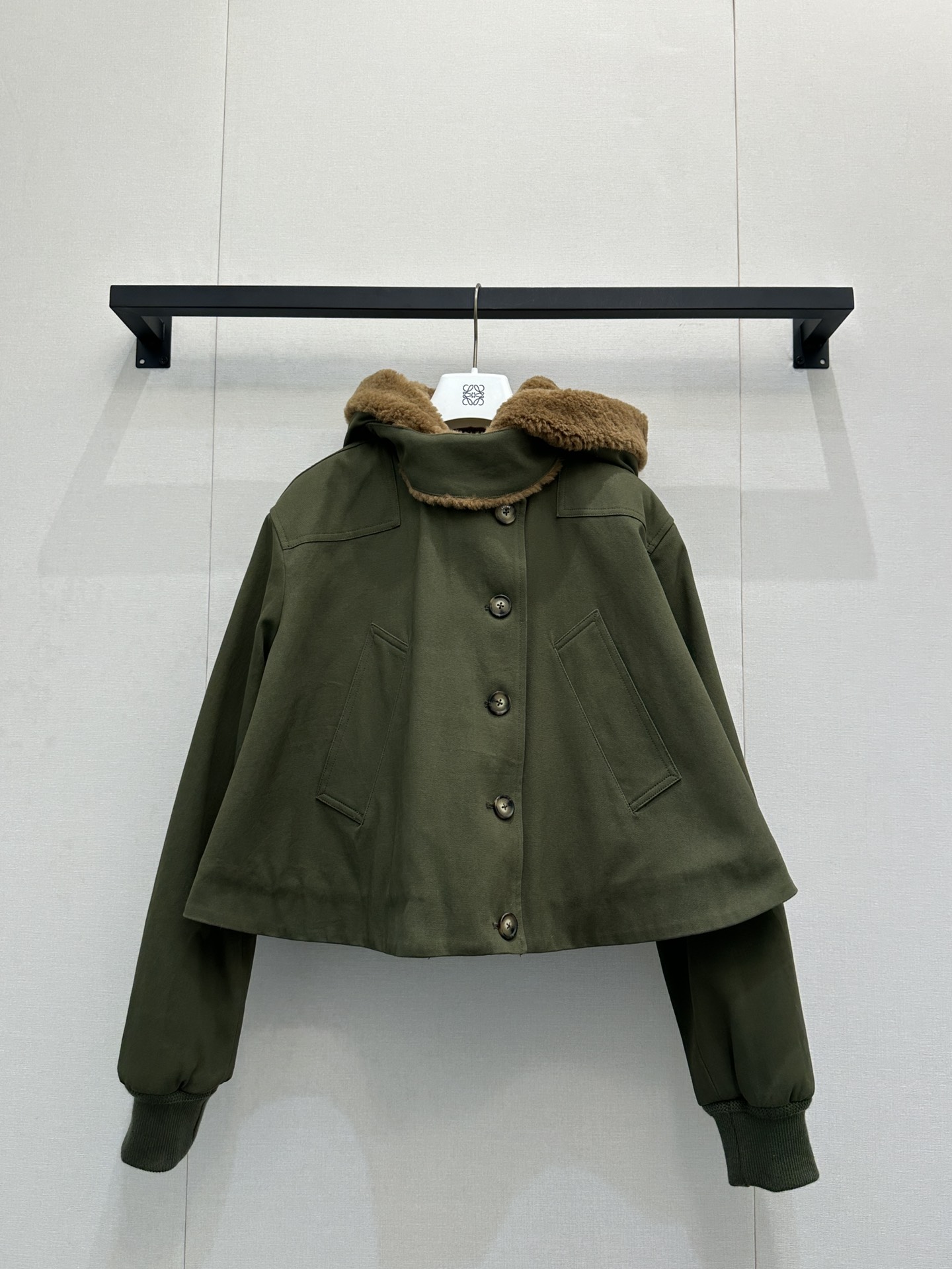 NO:608251,Jacket Loew* 25Fw new autumn and winter hooded detachable zipper-breasted cotton jacket丨Exclusive high-end version!  The cape-style umbrella-shaped A-line cut shows a fashionable style. With the button-down zipper design, it shows the brand style. The outfit shows your personality. The fur-integrated hat design is decorated with a leather letter patch on the back. It has a full sense of style. It modifies the waist to look slimmer and looser. The complete set has more brand charm. It is fashionable and trendy. You are not afraid of challenges when wearing it. Ready-made S/M/L large goods, real shots, loewe, jackets & coats, hats, alexander wang19860909外套Loew* 25Fw秋冬新款 连帽可拆卸拉链排扣棉服外套丨独家高版出品！斗篷式伞状A字裁剪 尽显时髦格调穿搭 配合排扣拉链式设计 展现品牌风范 穿搭尽显个性风采 皮毛一体帽子设计 后背饰以字母皮牌 造型感十足 修饰腰身显瘦松弛 成套搭配更具品牌魅力 时髦潮流 穿搭无惧挑战 现货发售S/M/L大货实拍,,loewe,jackets & coats,hats,alexander wang,Women's clothing